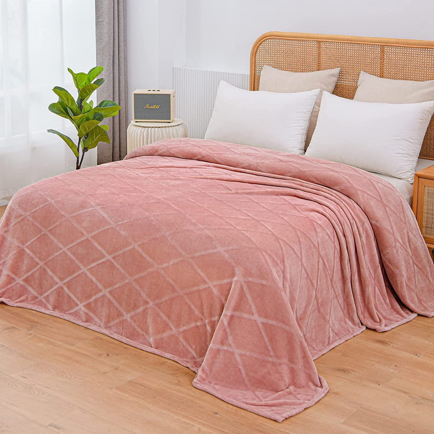 Exclusivo Mezcla King Size Flannel Fleece Blanket, 90x104 Inches Soft Diamond Geometry Pattern Velvet Plush Blanket for Bed, Cozy, Warm, Lightweight and Decorative Pink Blanket