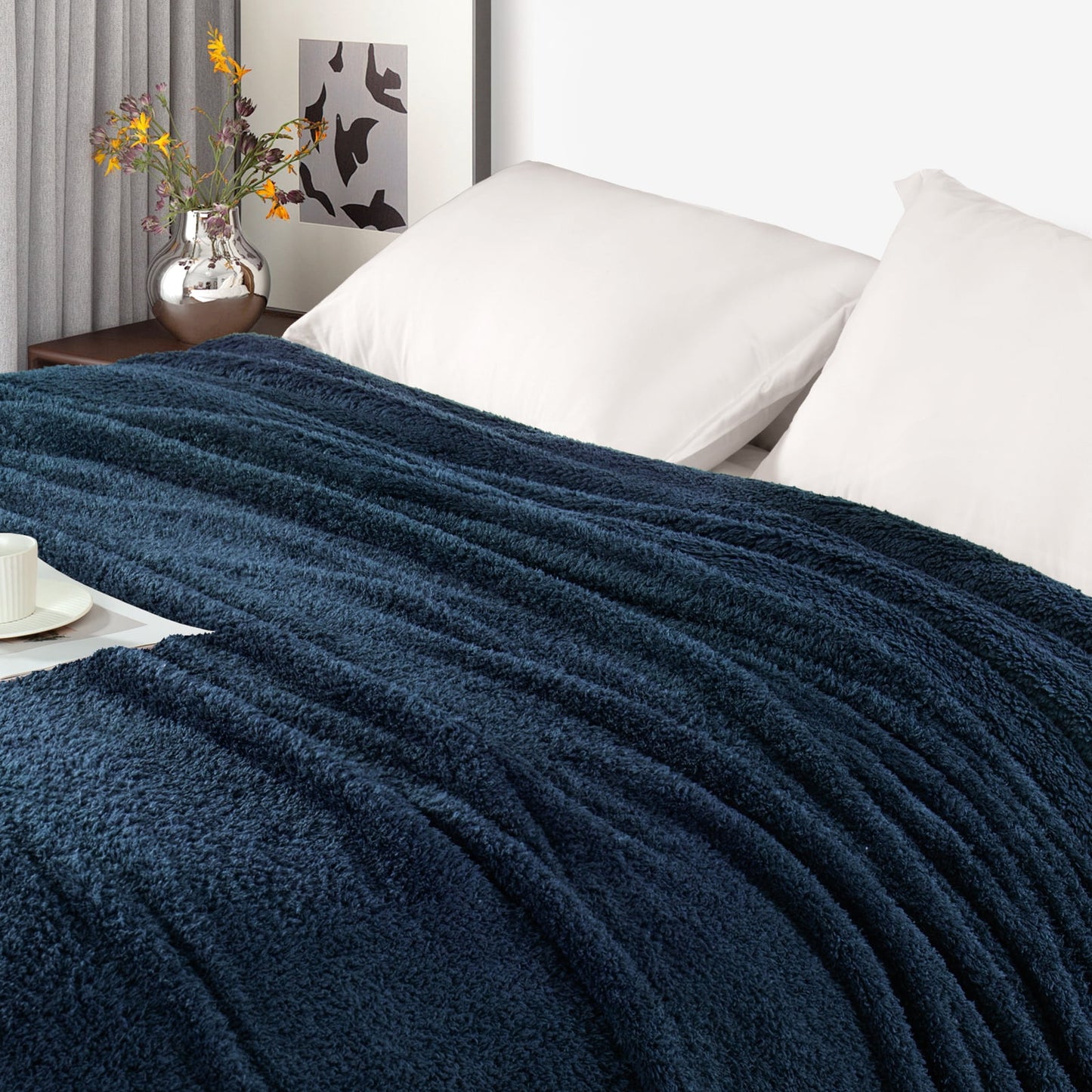Exclusivo Mezcla Fuzzy Fleece Bed Blanket, Lightweight Fluffy Solid Velvet Blankets Queen Size, Suitable for All Seasons, 90x90 Inches, Navy Blue