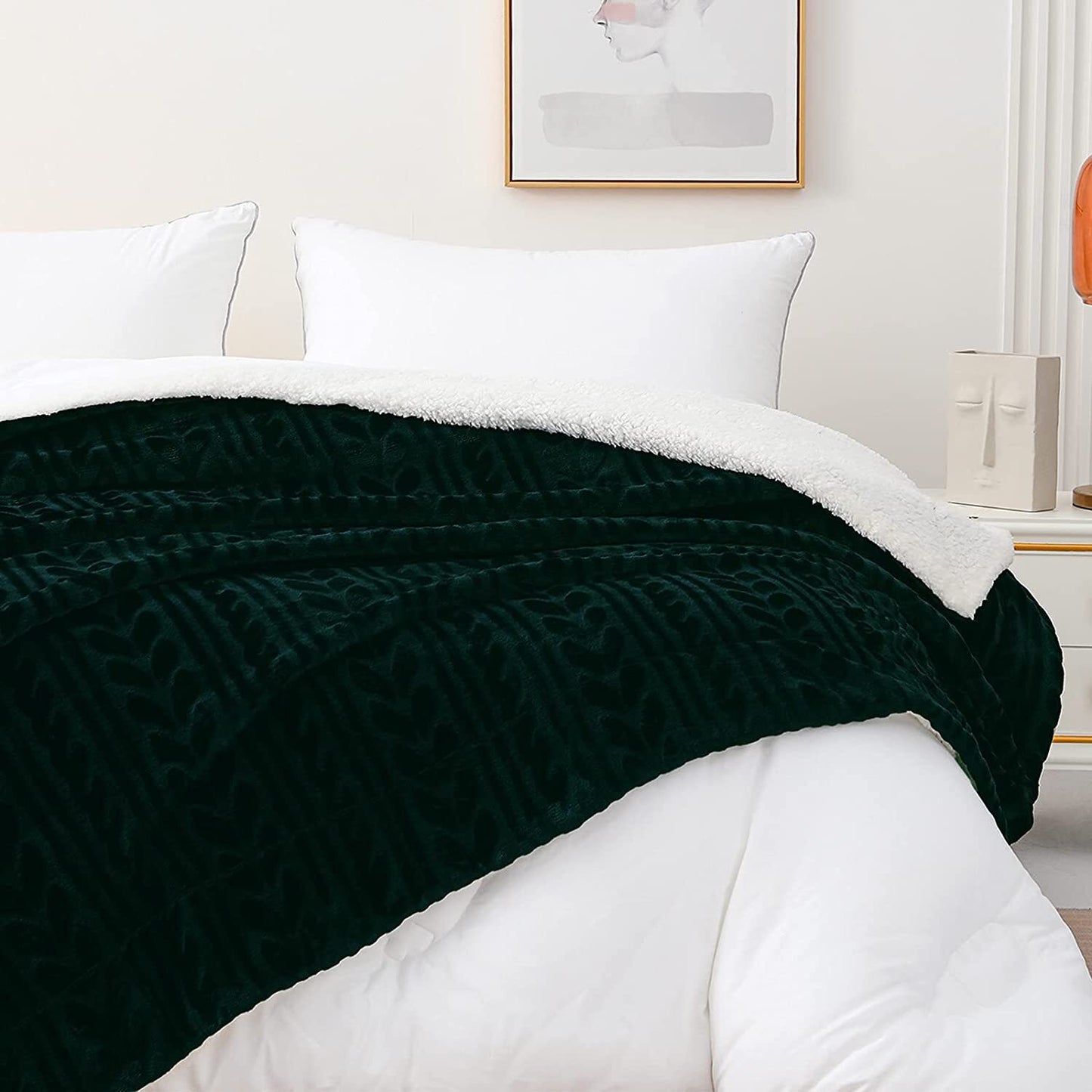Exclusivo Mezcla 50"x70" Sherpa Fleece Throw Blanket, Reversible Velvet Plush Blankets and Soft Throws for Couch, Sofa, Bed, Super Cozy Thick and Warm, Forest Green