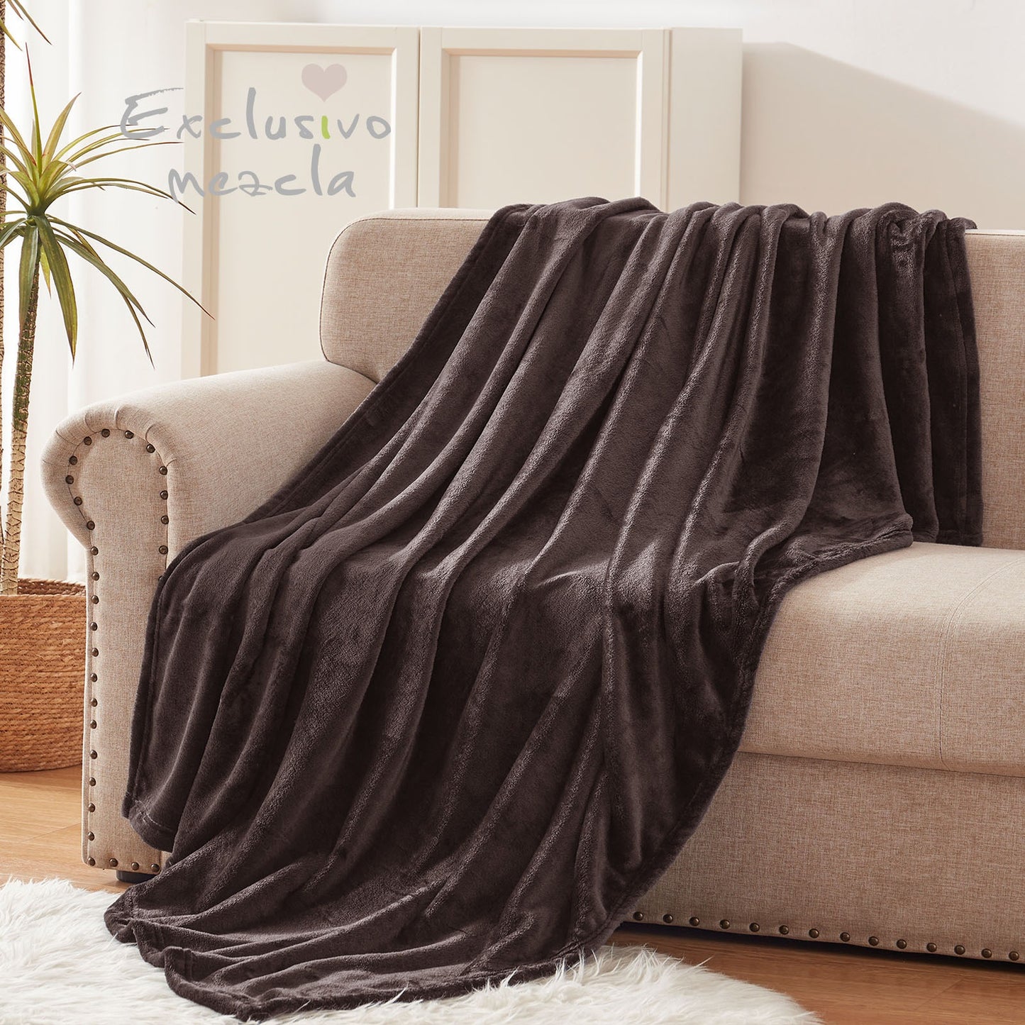 Exclusivo Mezcla Fleece Throw Blanket for Couch/Sofa/Bed,Plush Soft Blankets and Throws,Lightweight and Cozy-50" x 70" (Coffee)