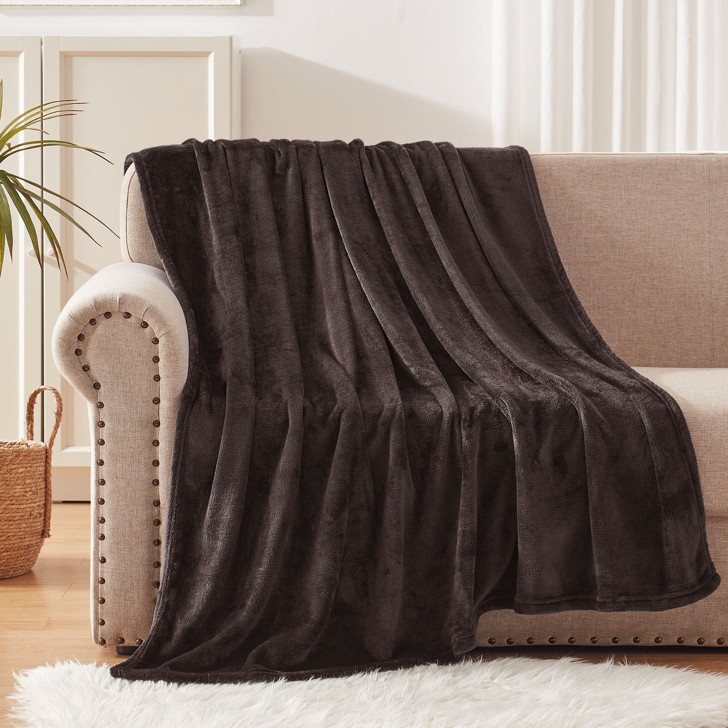 Exclusivo Mezcla Fleece Throw Blanket for Couch/Sofa/Bed,Plush Soft Blankets and Throws,Lightweight and Cozy-50" x 70" (Coffee)