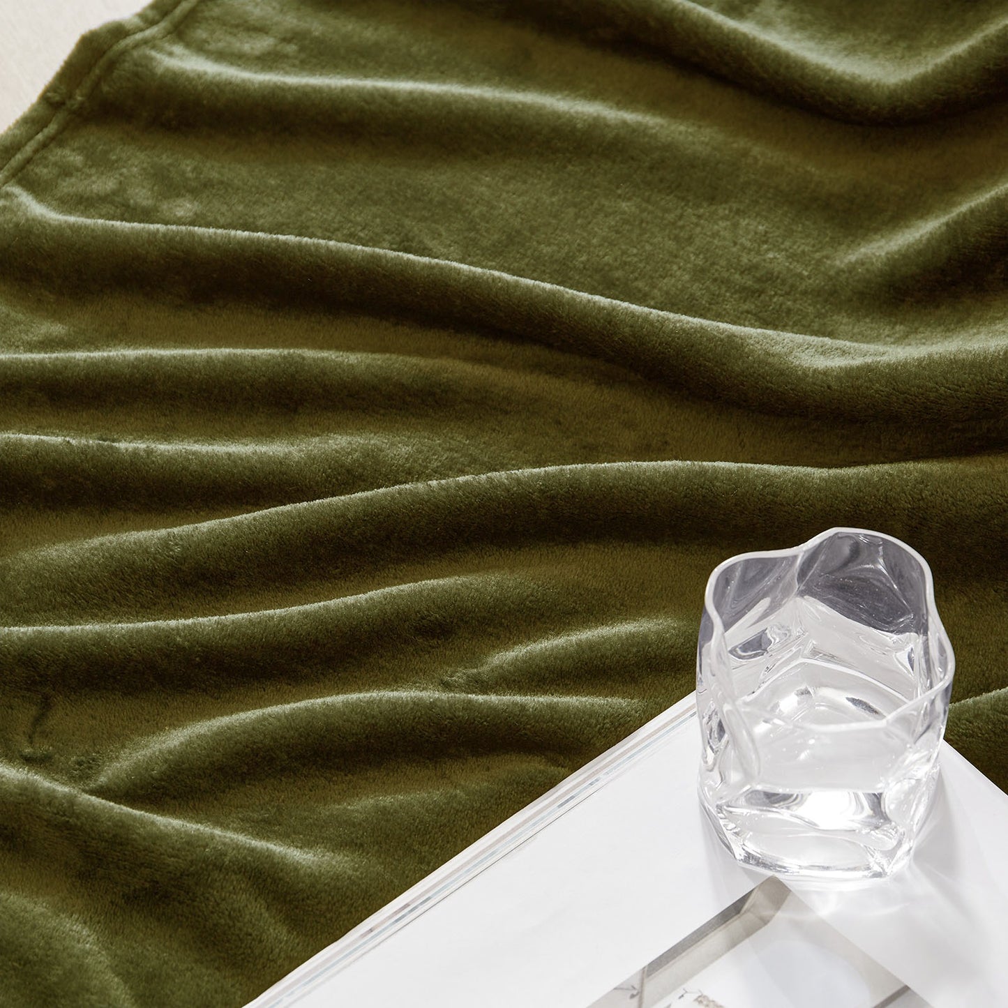 Exclusivo Mezcla Fleece Throw Blanket for Couch/Sofa/Bed,Plush Soft Blankets and Throws,Lightweight and Cozy-50" x 70" (Olive Green)
