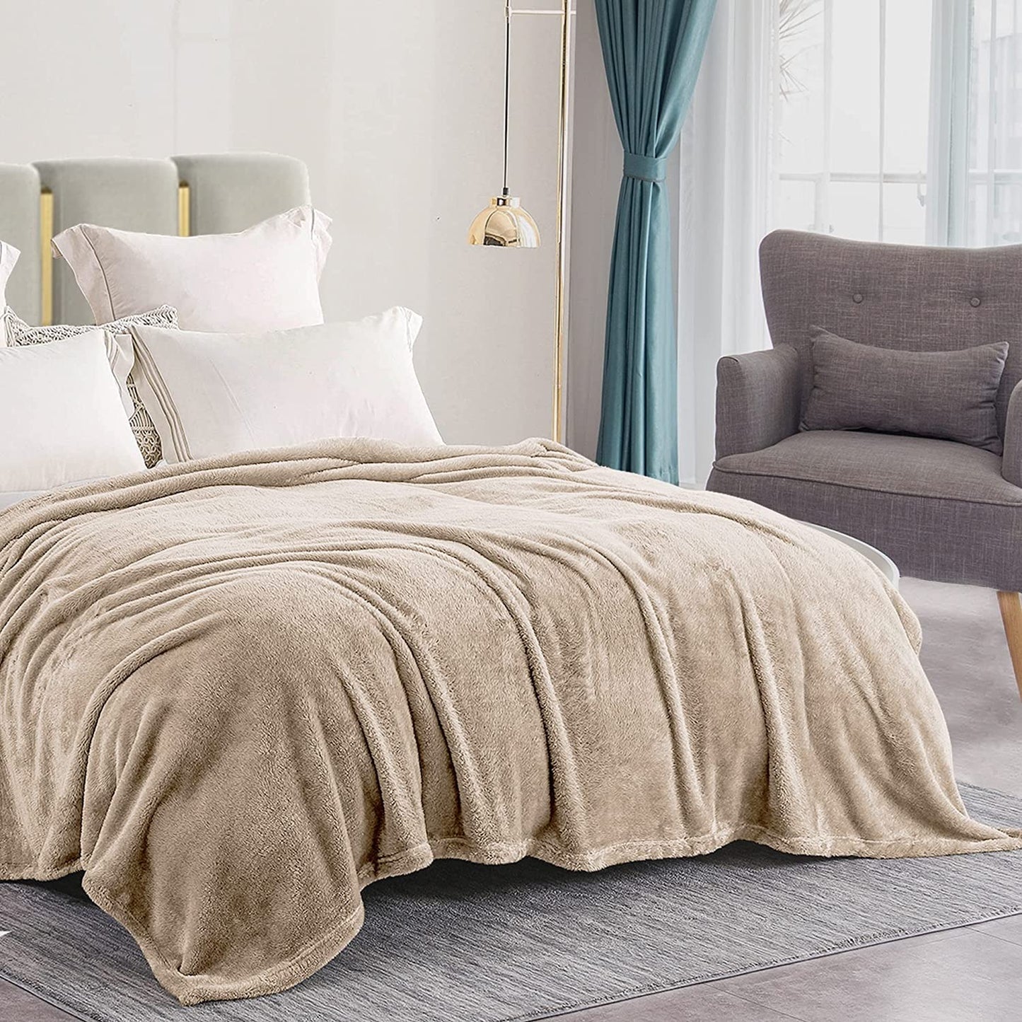 Exclusivo Mezcla Plush Fuzzy Fleece King Size Bed Blanket, Super Soft Fluffy and Thick Blankets for Travel Bed and Couch (Camel, 90x104 inches)