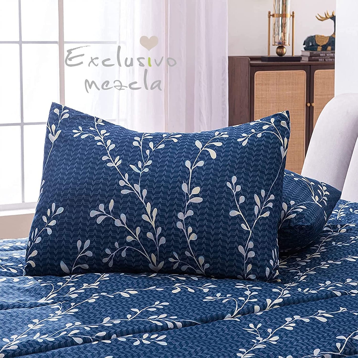 Exclusivo Mezcla 3-Piece Floral King Size Comforter Set, Microfiber Bedding Down Alternative Comforter for All Seasons with 2 Pillow Shams, Navy