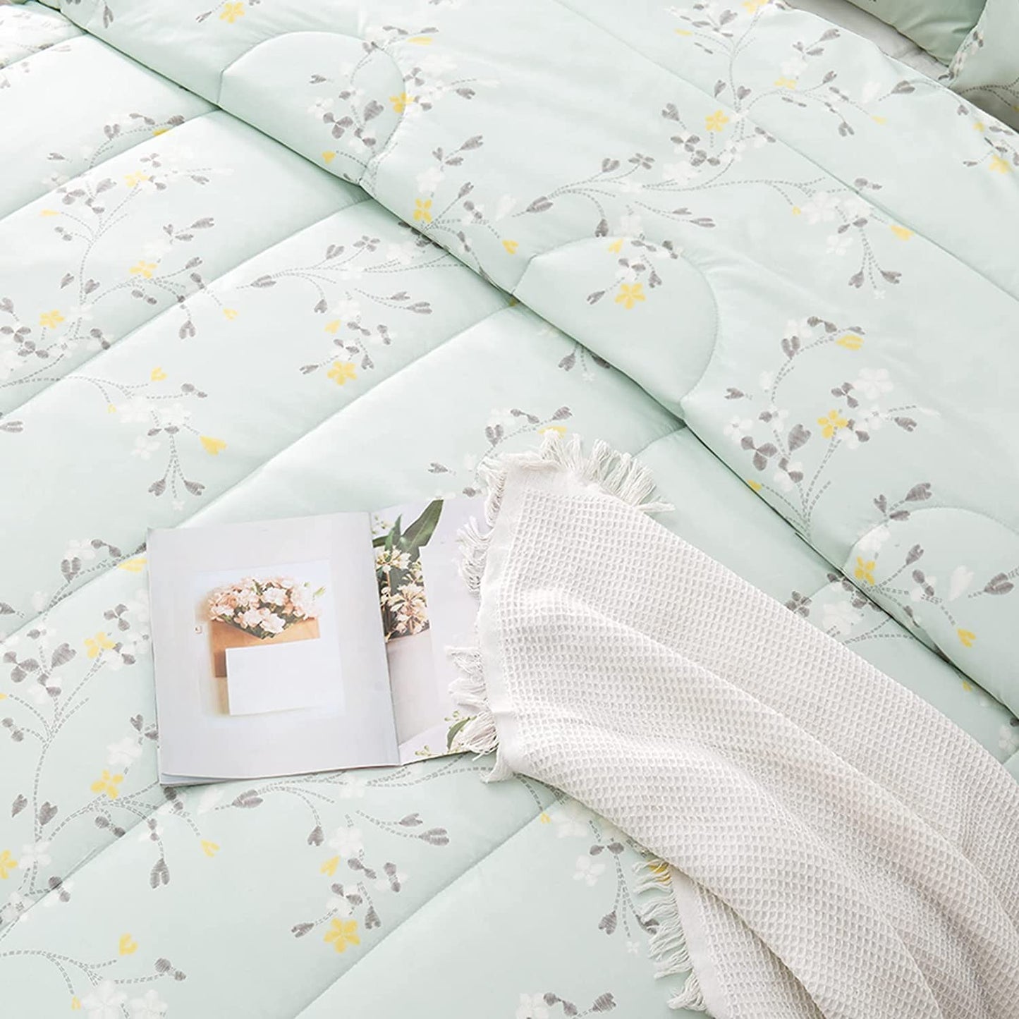 Exclusivo Mezcla 3-Piece Floral Queen Comforter Set, Microfiber Bedding Down Alternative Comforter for All Seasons with 2 Pillow Shams, Milky Green