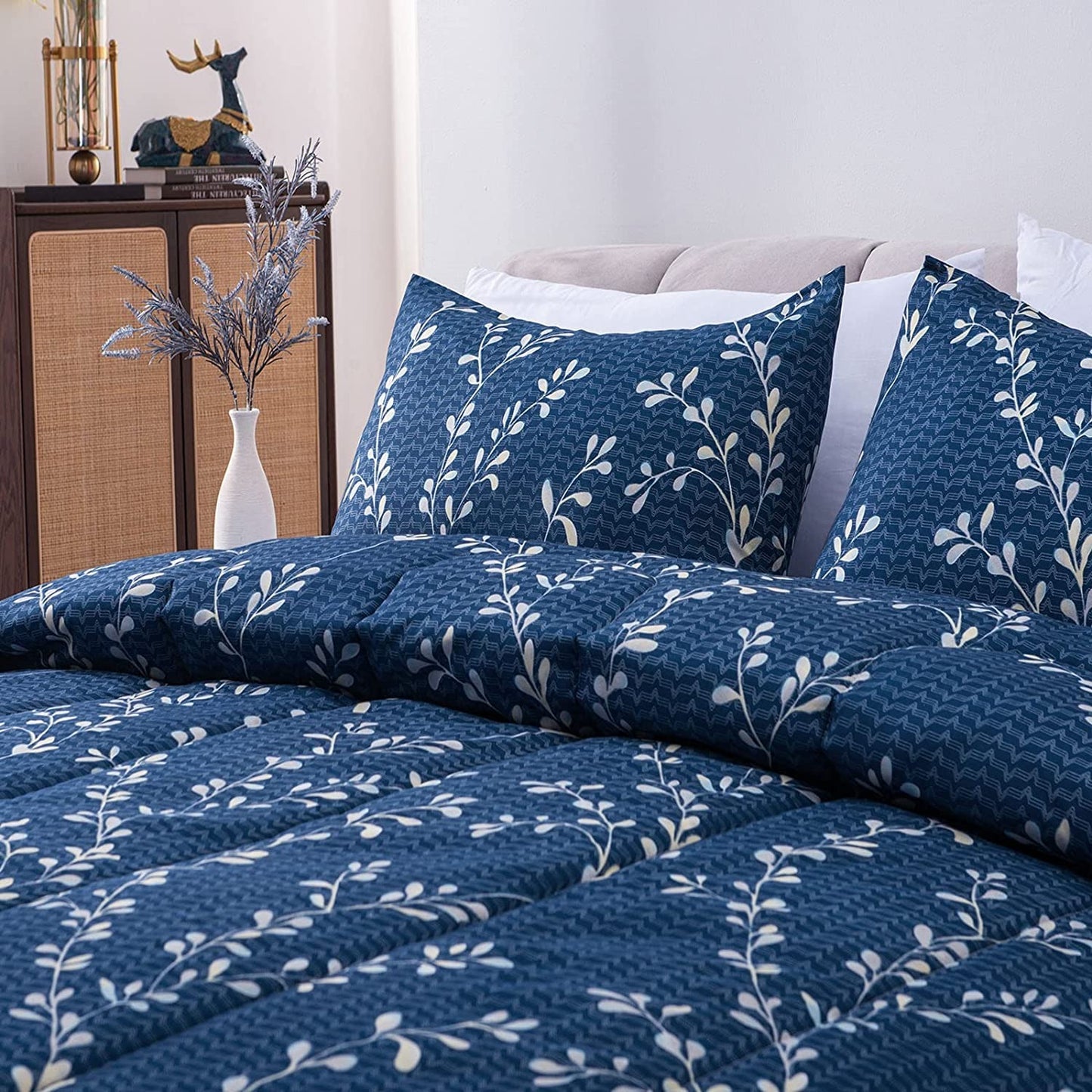 Exclusivo Mezcla 3-Piece Floral Queen Comforter Set, Microfiber Bedding Down Alternative Comforter for All Seasons with 2 Pillow Shams, Navy