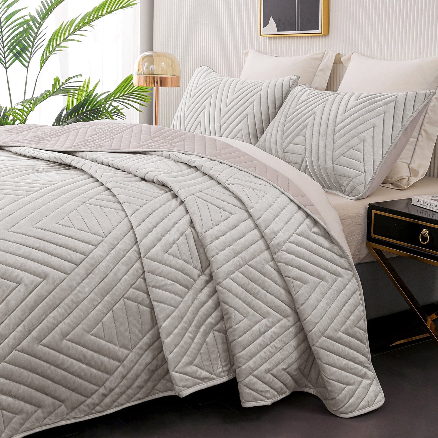 Exclusivo Mezcla Super Plush Velvet Quilt King Size with Pillow Shams, Luxury Soft Reversible 3 Piece Bedspreads Coverlet Comforter set for all seasons, Lightweight and Warm, Light Grey