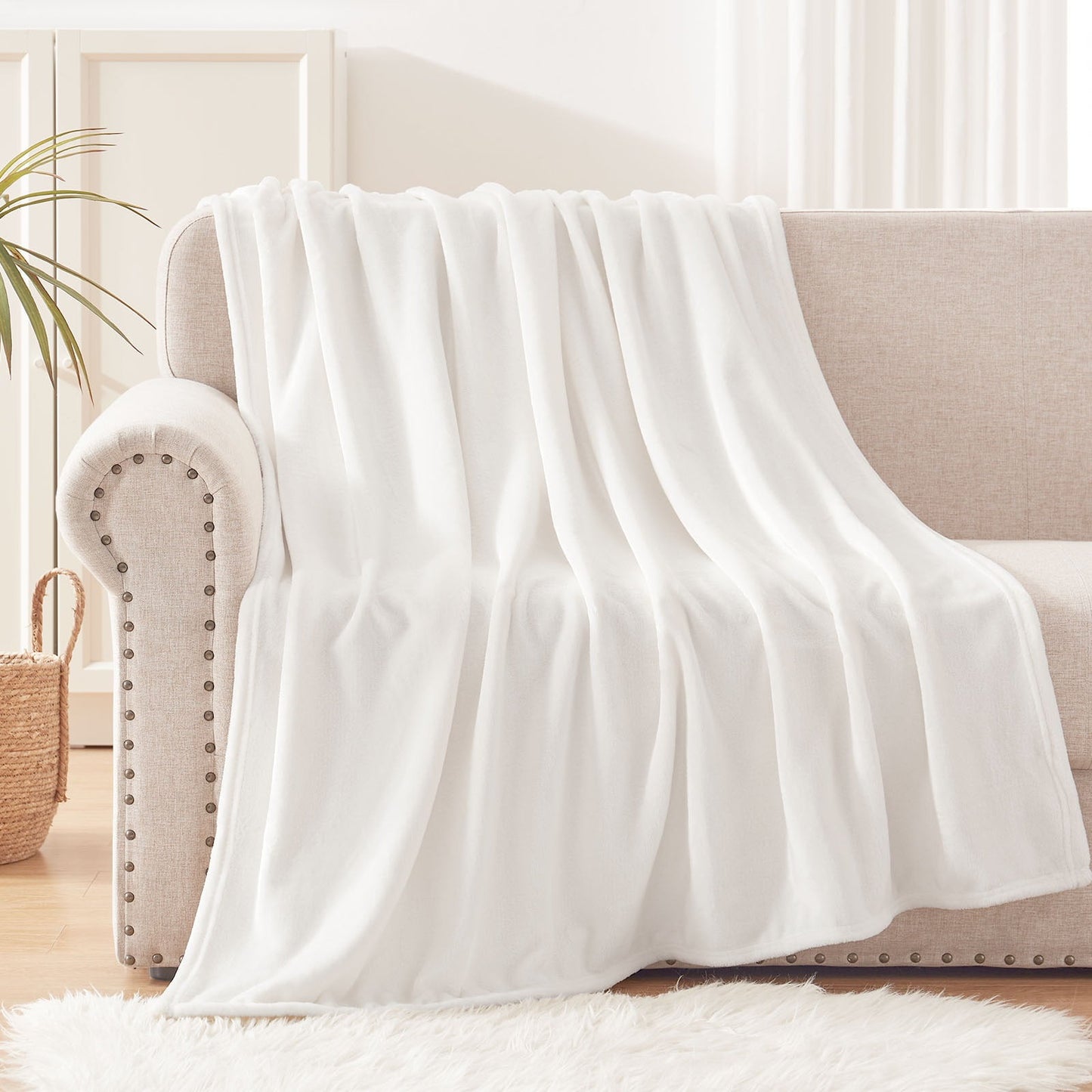 Exclusivo Mezcla Fleece Throw Blanket for Couch/Sofa/Bed,Plush Soft Blankets and Throws,Lightweight and Cozy-50" x 70" (White)