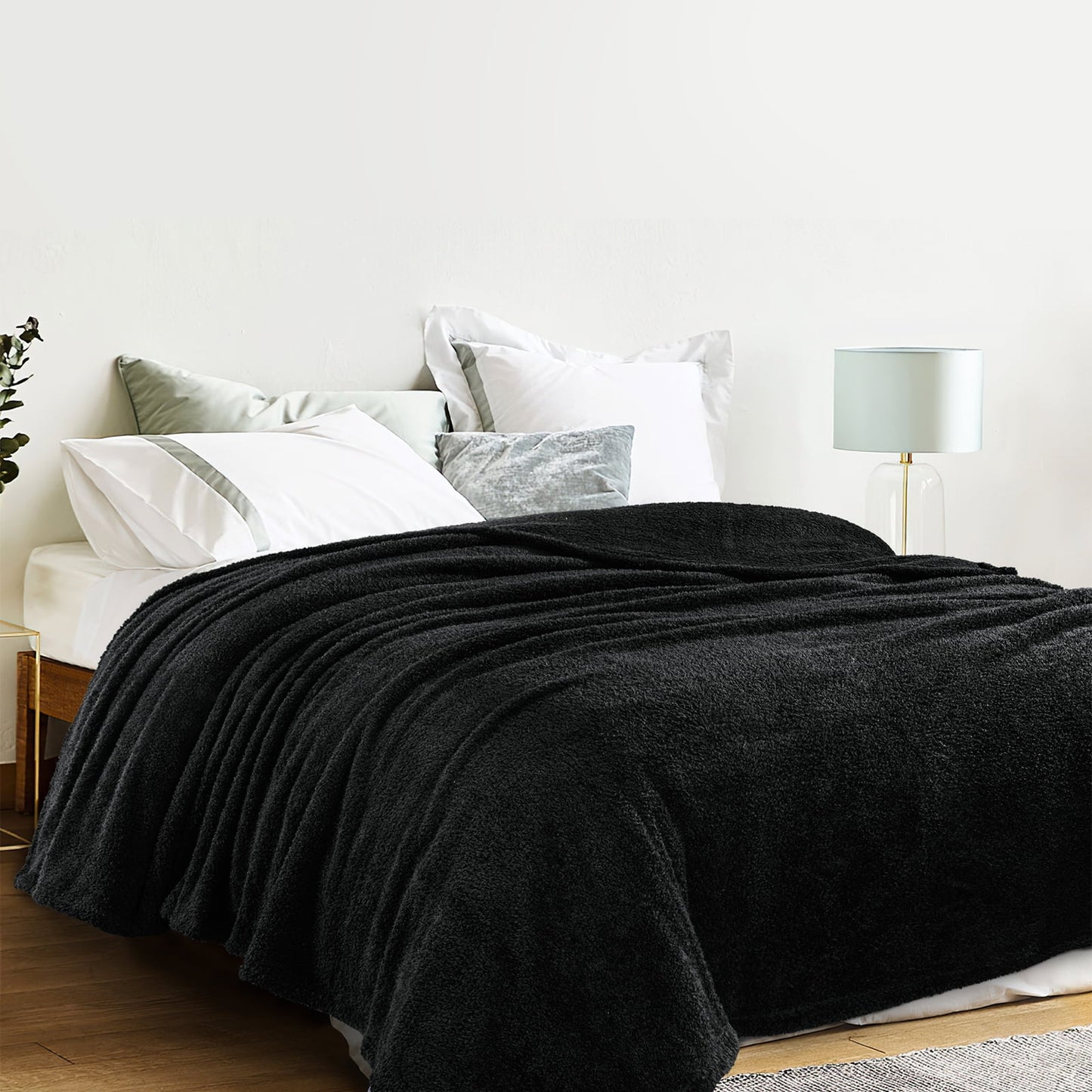 Exclusivo Mezcla Fuzzy Fleece Bed Blanket, Lightweight Fluffy Solid Velvet Blankets Twin Size Suitable for All Seasons, 60x80 Inches, Black