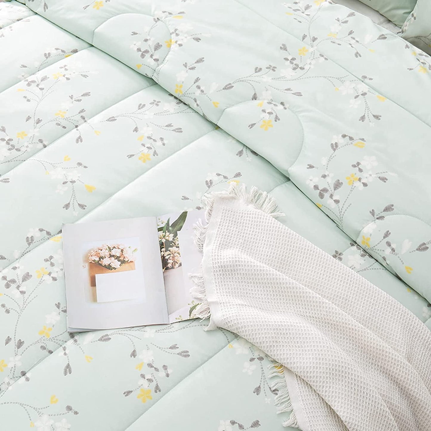 Exclusivo Mezcla 2-Piece Floral Twin Comforter Set, Microfiber Bedding Down Alternative Comforter for All Seasons with 1 Pillow Sham, Milky Green