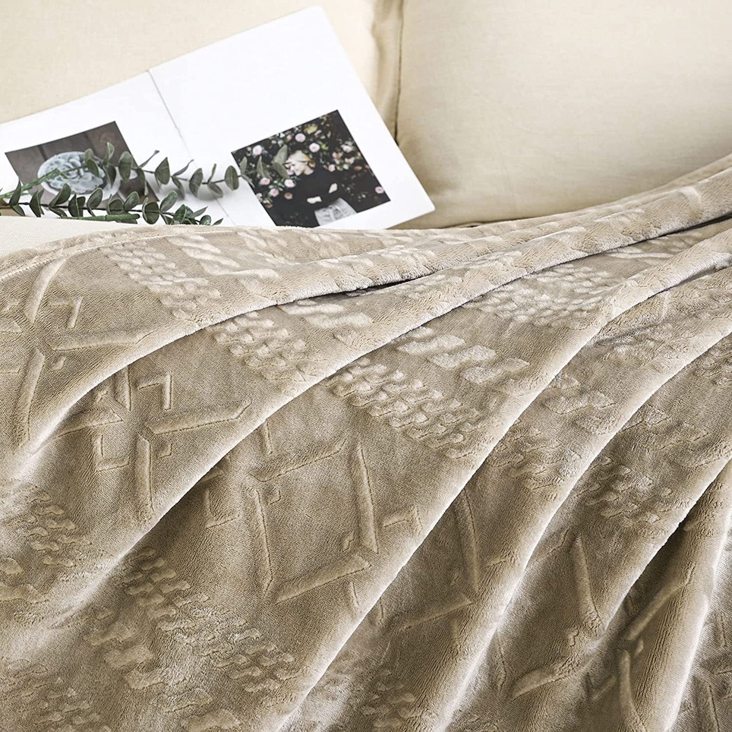 Exclusivo Mezcla Soft Throw Blanket, Large Fuzzy Fleece Blanket, Decorative Geometry Pattern Plush Throw Blanket for Couch/Sofa/Bed, 50x60 Inches, Champagne