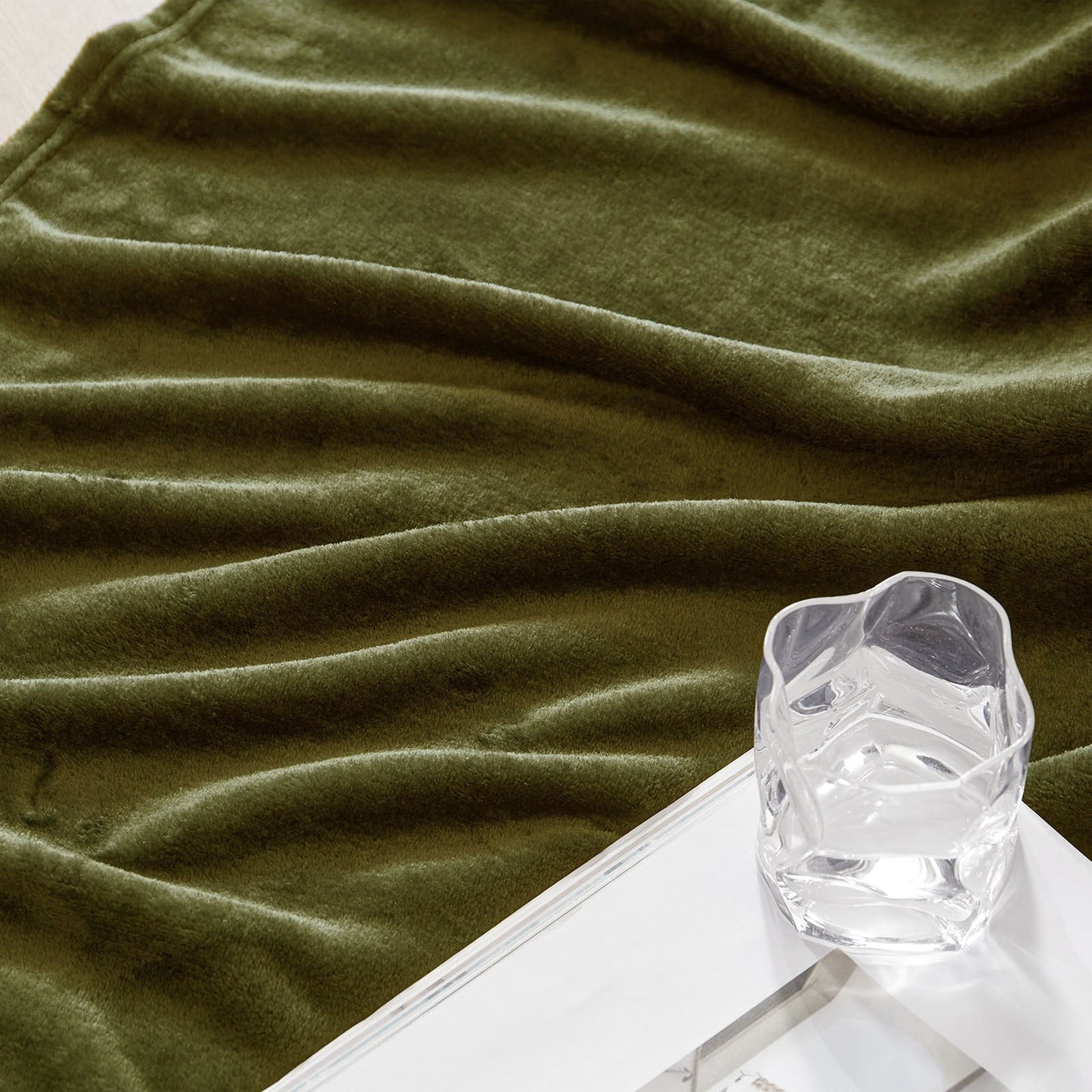 Exclusivo Mezcla Fleece Throw Blanket for Couch/Sofa/Bed,Plush Soft Blankets and Throws,Lightweight and Cozy-50" x 60" (Olive Green)