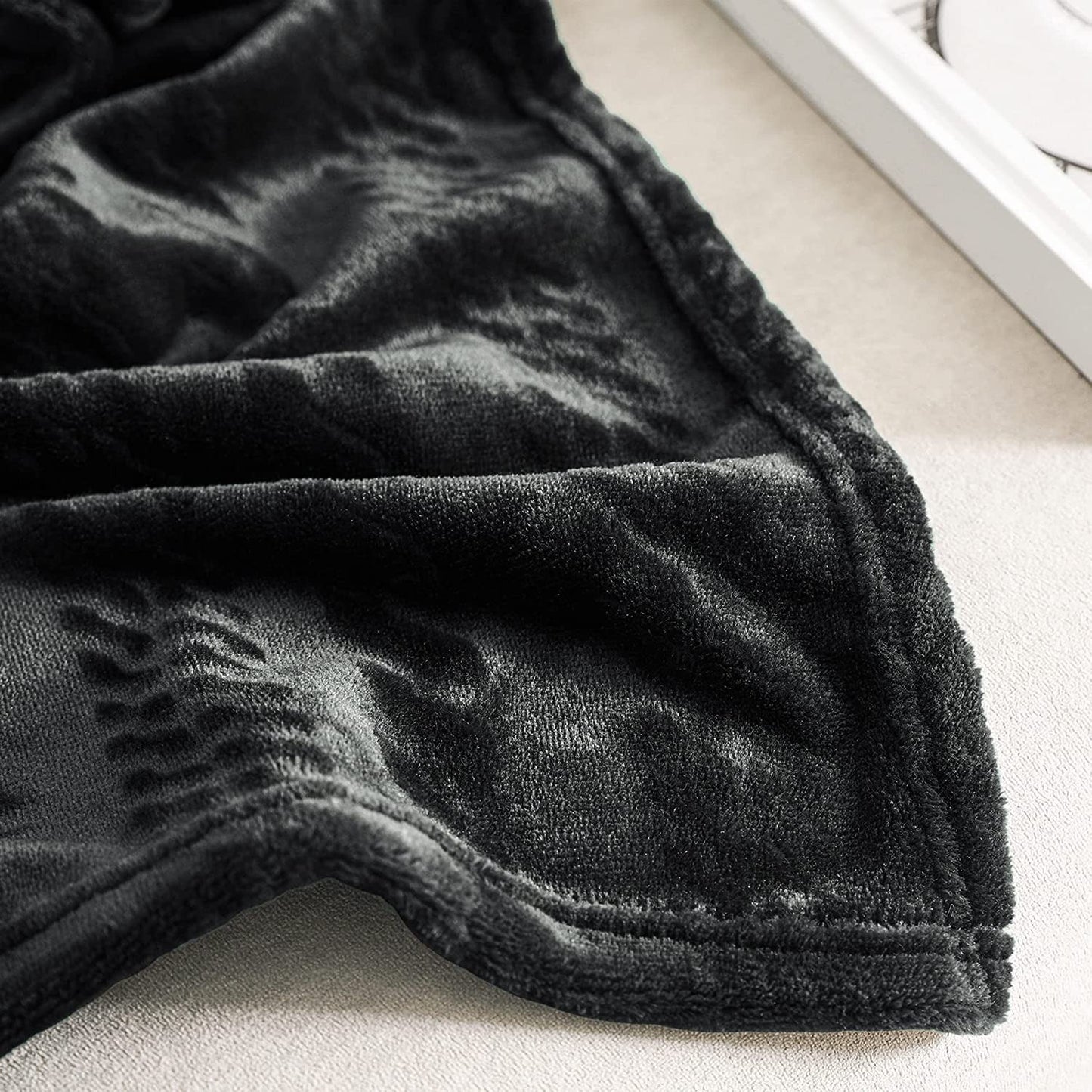 Exclusivo Mezcla Soft Throw Blanket, Large Fuzzy Fleece Blanket, Decorative Geometry Pattern Plush Throw Blanket for Couch/Sofa/Bed, 50x60 Inches, Black
