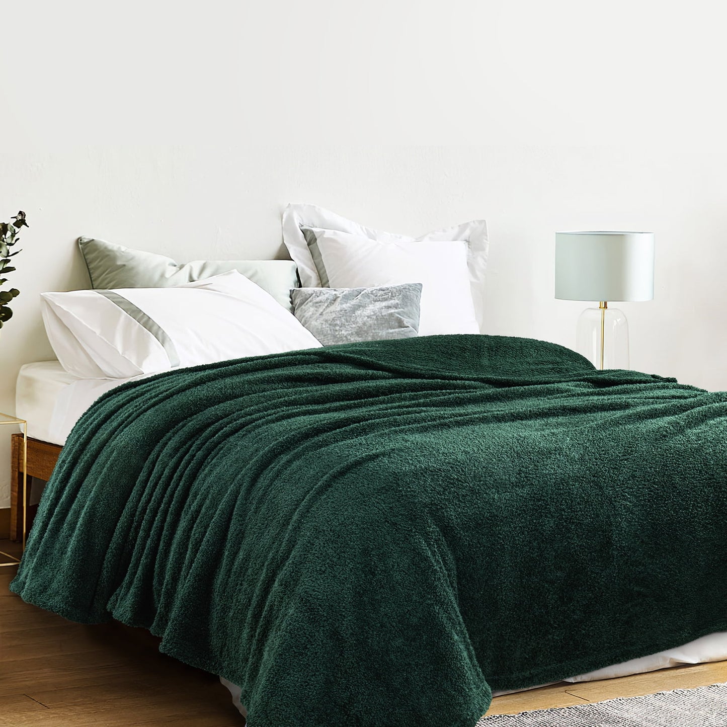 Exclusivo Mezcla Fuzzy Fleece Bed Blanket, Lightweight Fluffy Solid Velvet Blankets King Size, Suitable for All Seasons, 90x104 Inches, Forest Green