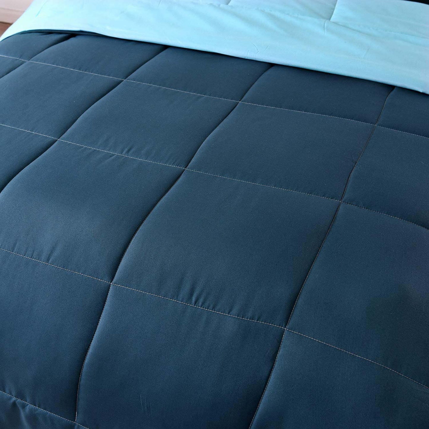 Exclusivo Mezcla Lightweight Reversible 3-Piece Comforter Set All Seasons, Down Alternative Comforter with 2 Pillow Shams, King Size, Navy/ Blue