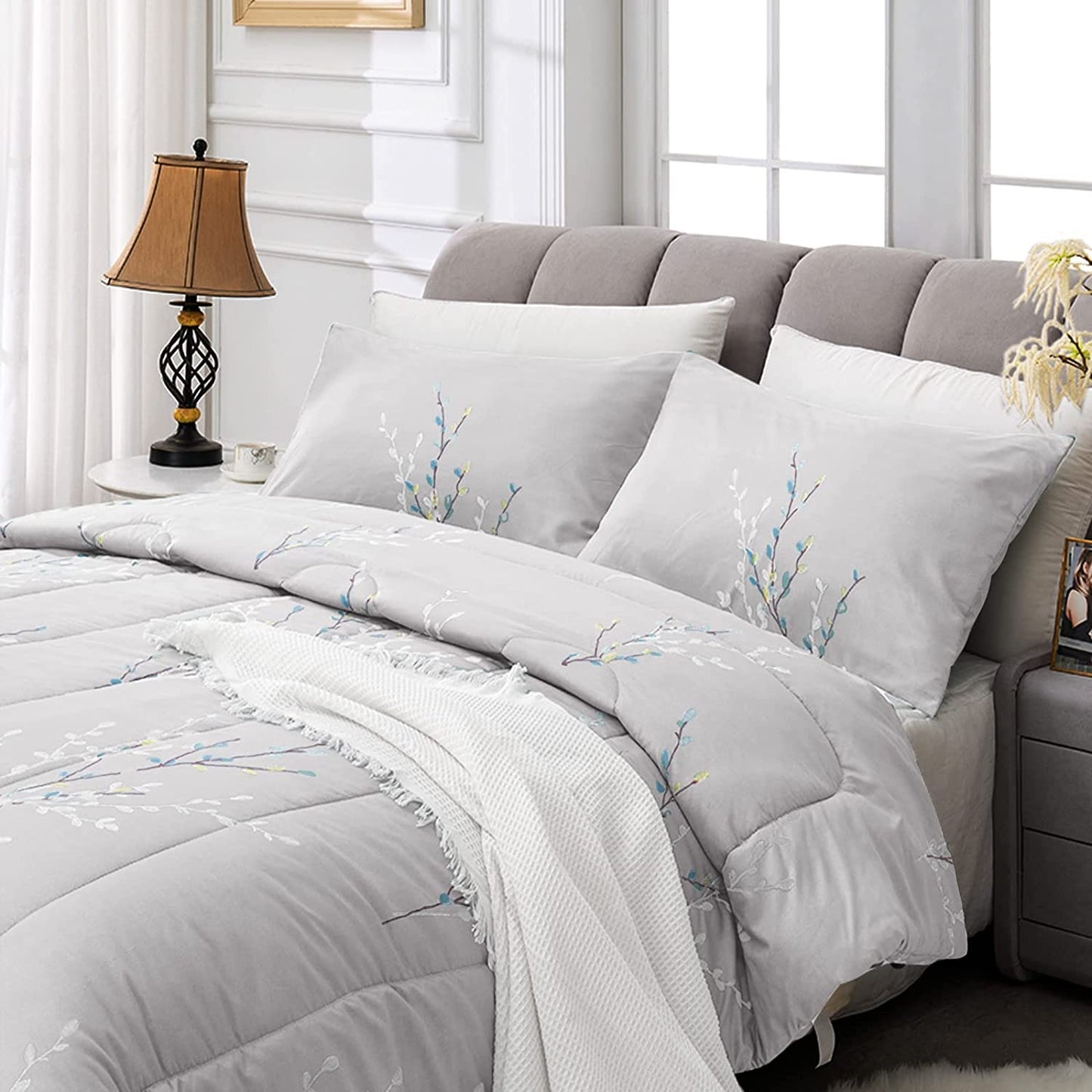 Exclusivo Mezcla 3-Piece Floral King Size Comforter Set, Microfiber Bedding Down Alternative Comforter for All Seasons with 2 Pillow Shams, Grey