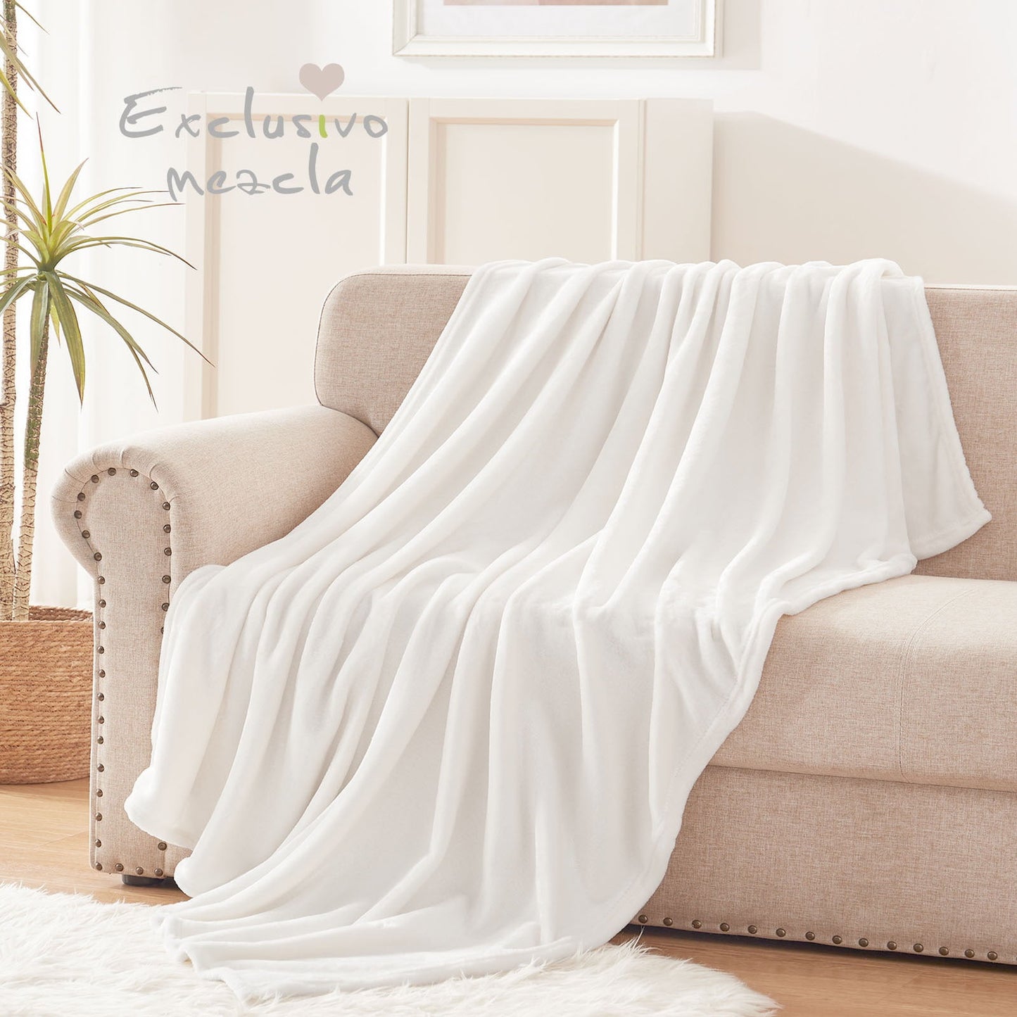 Exclusivo Mezcla Fleece Throw Blanket for Couch/Sofa/Bed,Plush Soft Blankets and Throws,Lightweight and Cozy-50" x 60" (White )