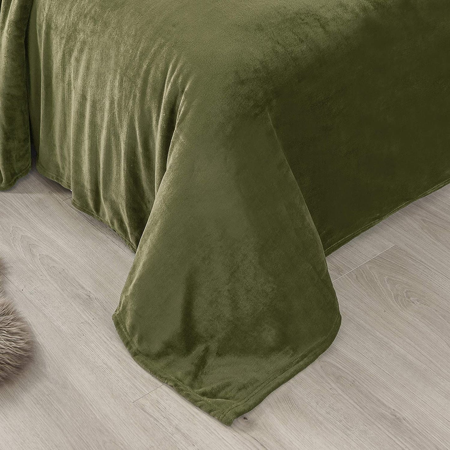 Exclusivo Mezcla Twin Size Flannel Fleece Velvet Plush Bed Blanket as Bedspread/Coverlet/Bed Cover (60" x 80", Green) - Soft, Lightweight, Warm and Cozy