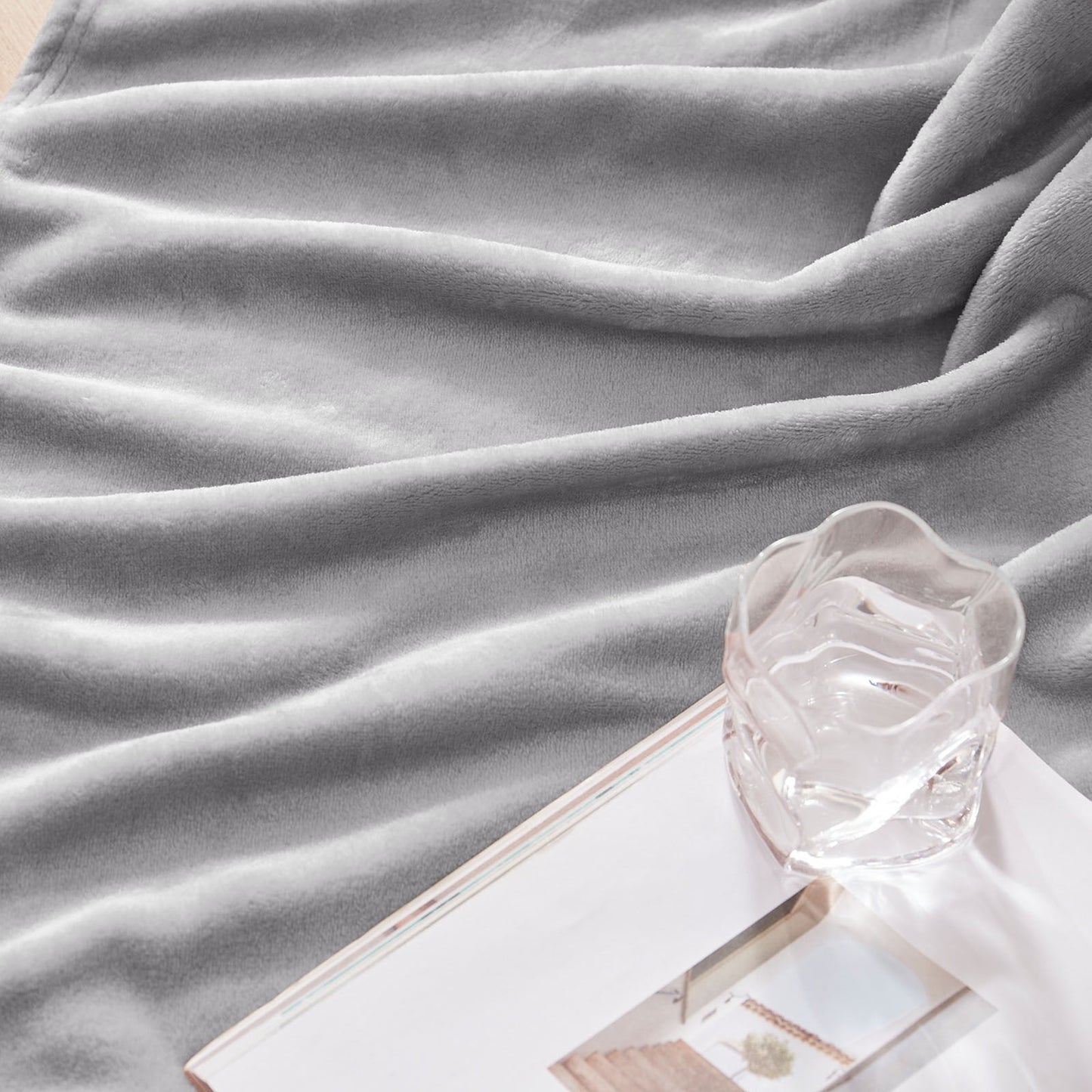 Exclusivo Mezcla Fleece Throw Blanket for Couch/Sofa/Bed,Plush Soft Blankets and Throws,Lightweight and Cozy-50" x 60" (Light Grey )