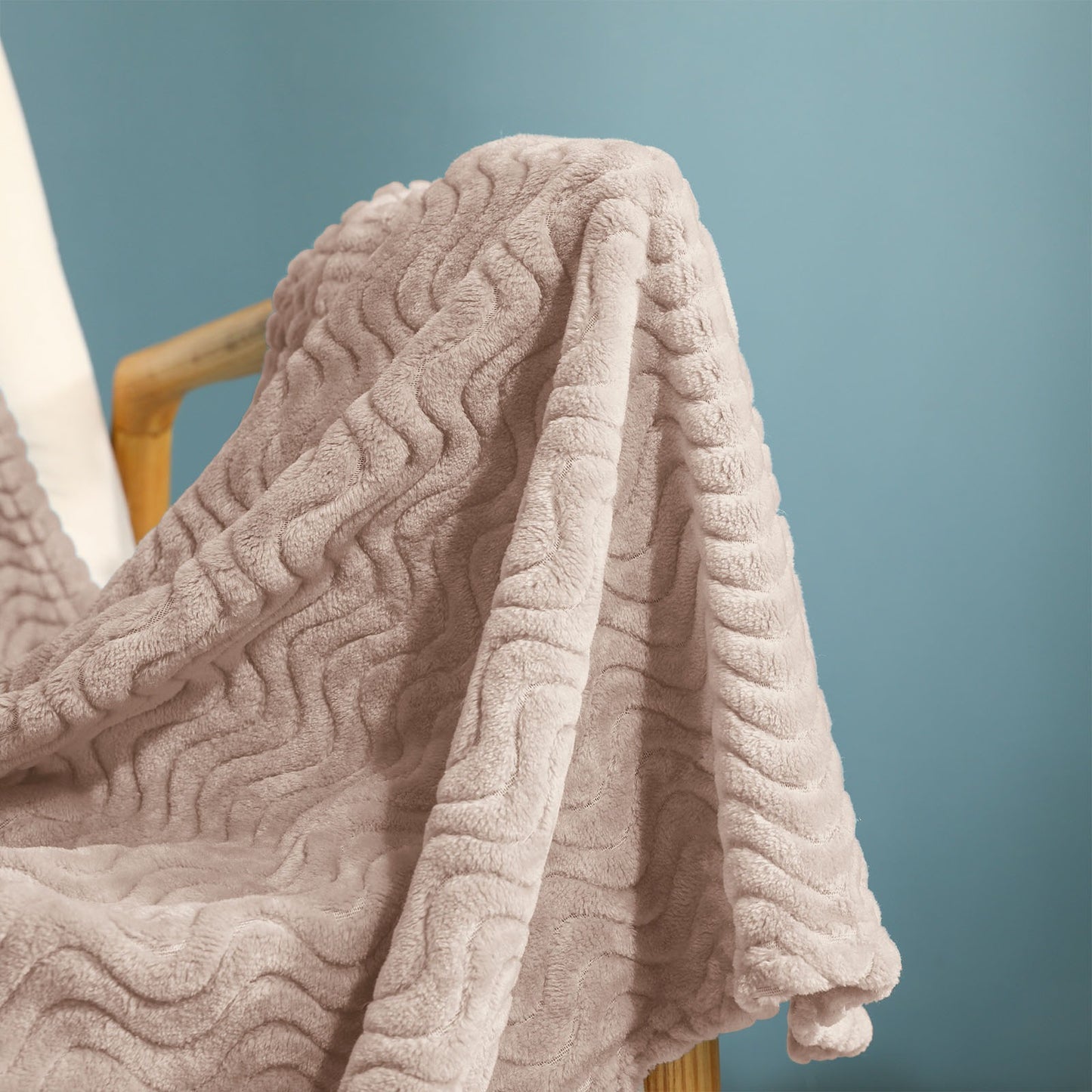Exclusivo Mezcla Large Flannel Fleece Throw Blanket, 50x70 Inches Soft Jacquard Weave Wave Pattern Blanket for Couch, Cozy, Warm, Lightweight and Decorative Camel Blanket