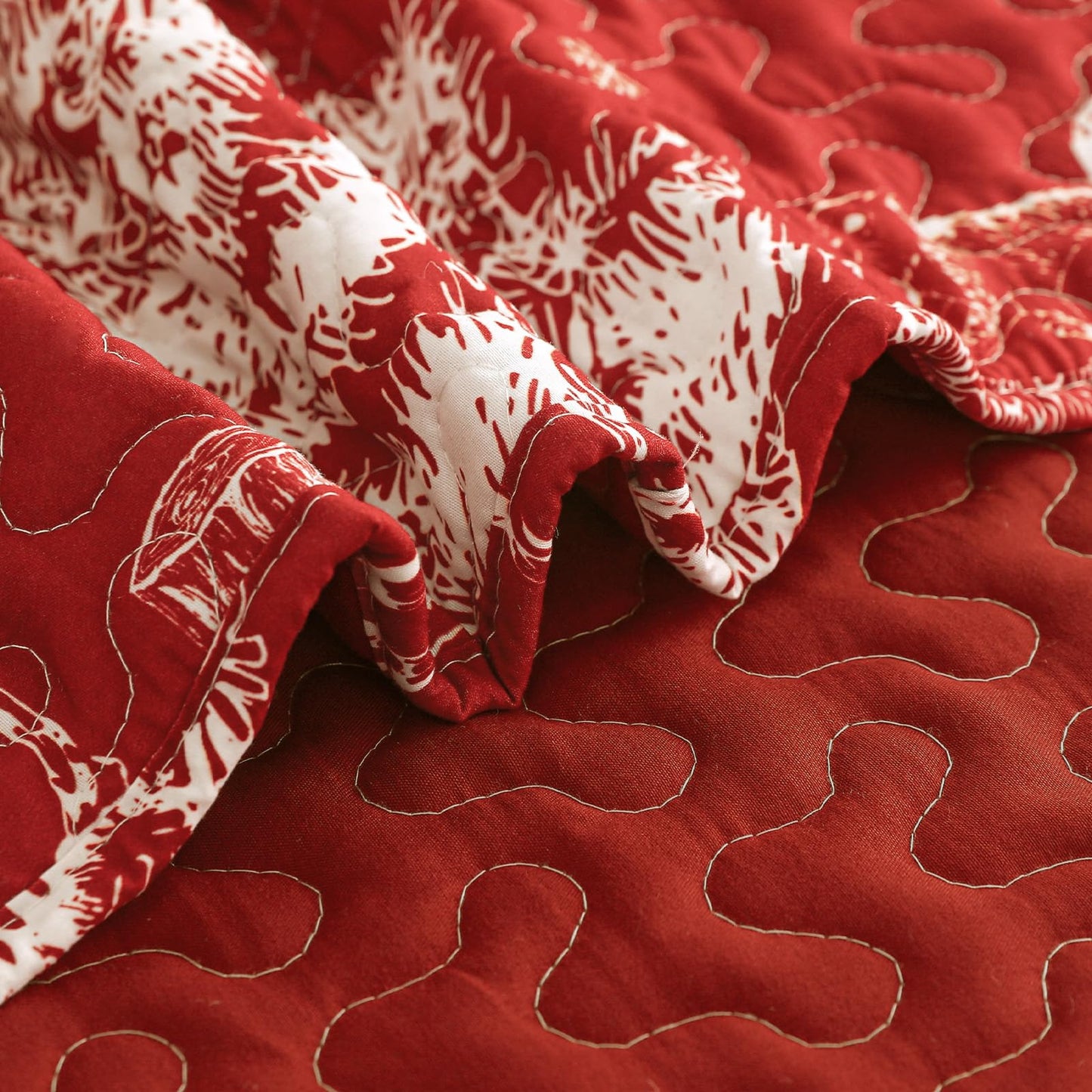 Exclusivo Mezcla Christmas Reindeer Pattern Quilted Throw Blanket for Bed/Couch/Sofa, Microfiber Holiday Decorated Throw Quilt Soft and Lightweight (50"x 60", Red)