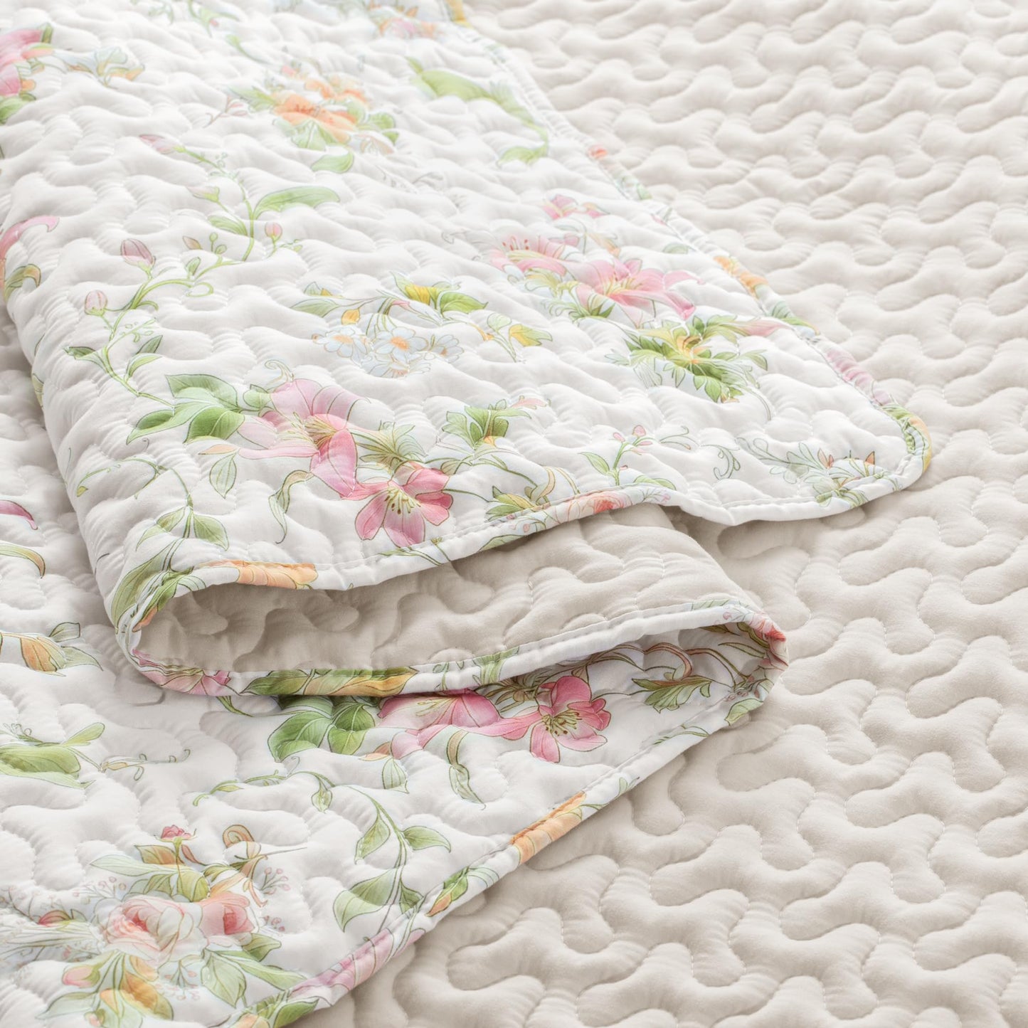 Exclusivo Mezcla Floral California King Size Quilt Bedding Set, Cal King Quilt with Pink Spring Lily Pattern, Reversible Lightweight Bedspreads Coverlets Bed Cover for All Seasons (112"x104")