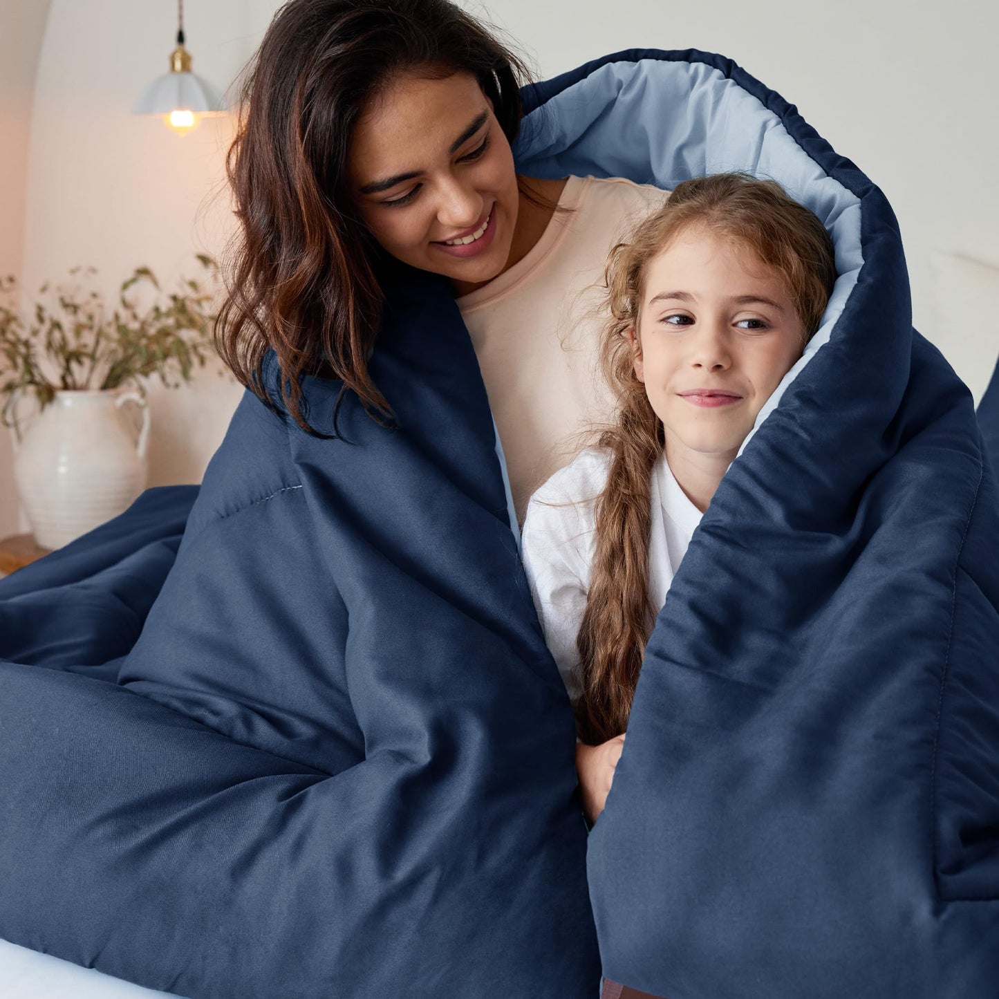 Exclusivo Mezcla Lightweight Reversible 3-Piece Comforter Set All Seasons, Down Alternative Comforter with 2 Pillow Shams, Oversized King Size, Navy/ Blue