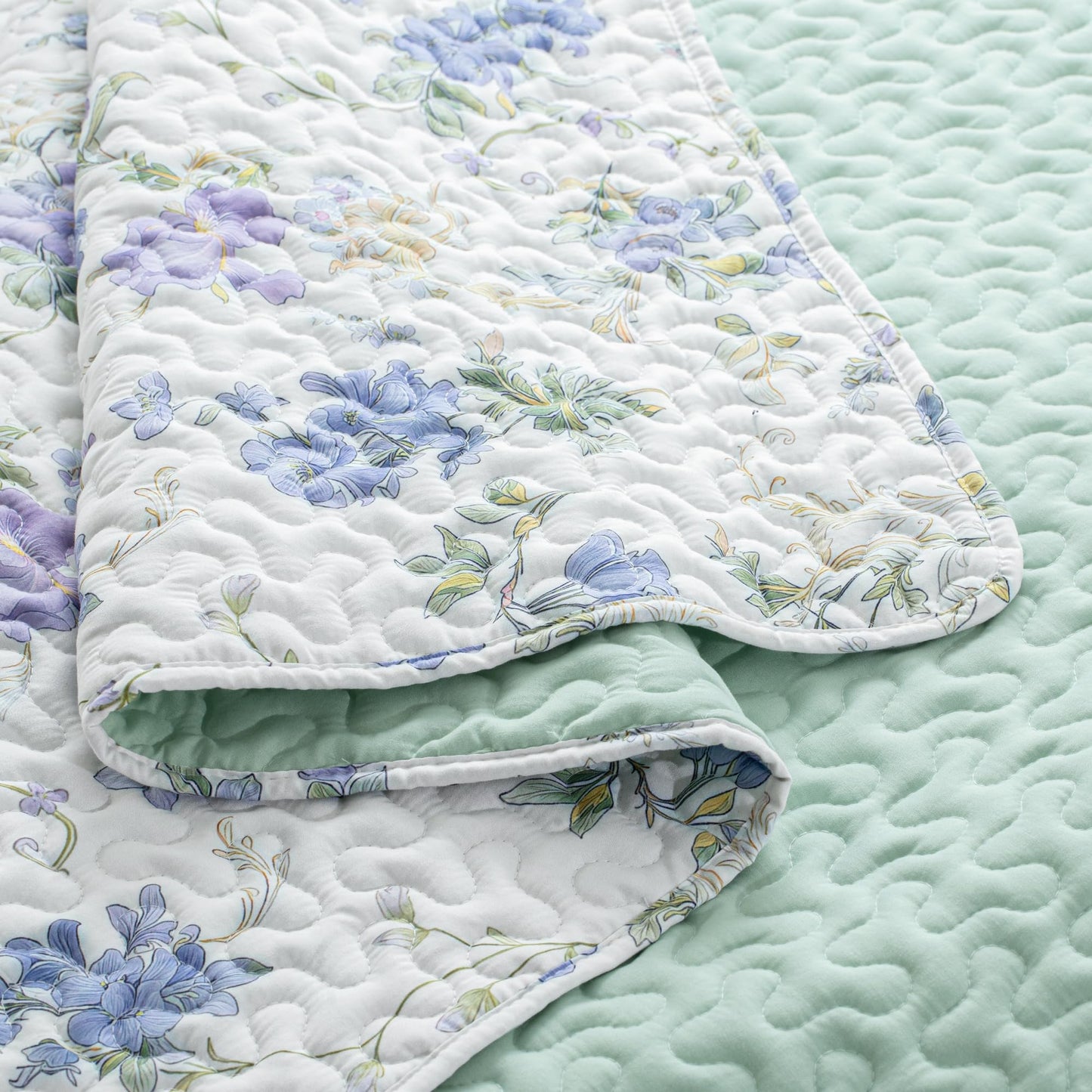 Exclusivo Mezcla Floral California King Size Quilt Bedding Set, Cal King Quilt with Purple Floral & Vine Pattern, Reversible Lightweight Bedspreads Coverlets Bed Cover for All Seasons (112"x104")