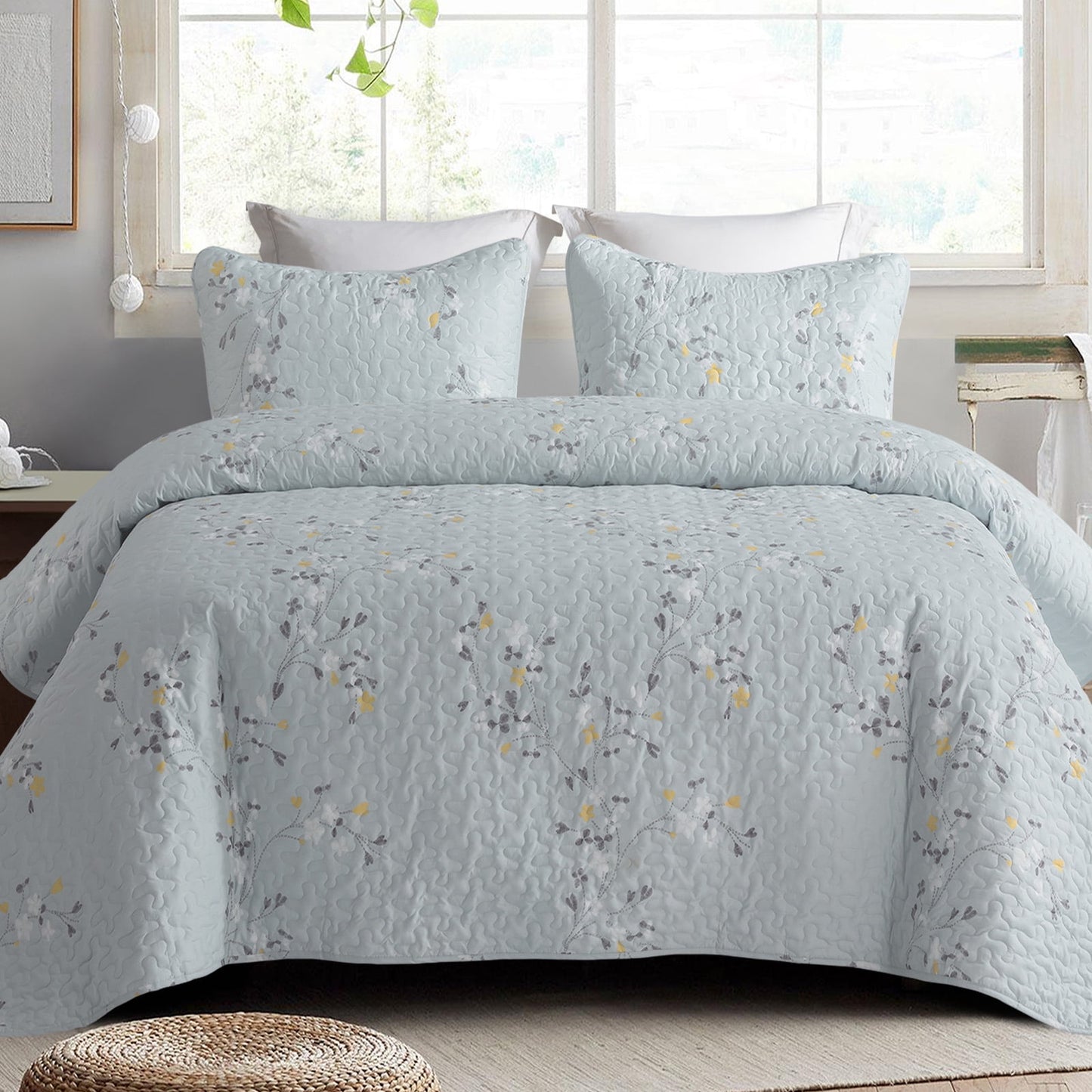 Exclusivo Mezcla Microfiber Queen Size Quilt Set for All Seasons, 3 Piece Flower Pattern Bedspread/Coverlet/Bedding Set with 2 Shams, Lightweight and Soft, (96"x92", Light Blue)