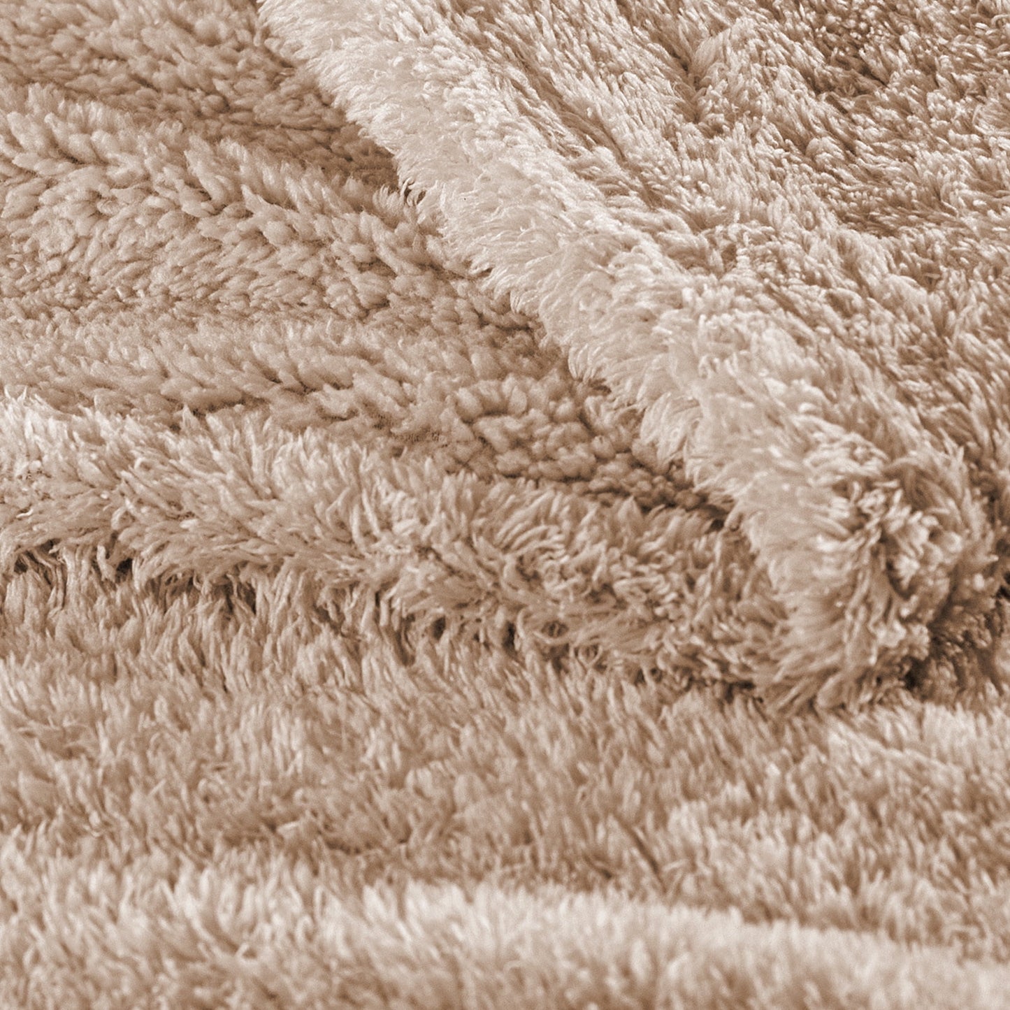Exclusivo Mezcla Fuzzy Fleece Throw Blanket for Couch Sofa, Lightweight Fluffy Solid Velvet Blanket, Suitable for All Seasons, 50x60 Inches, Camel