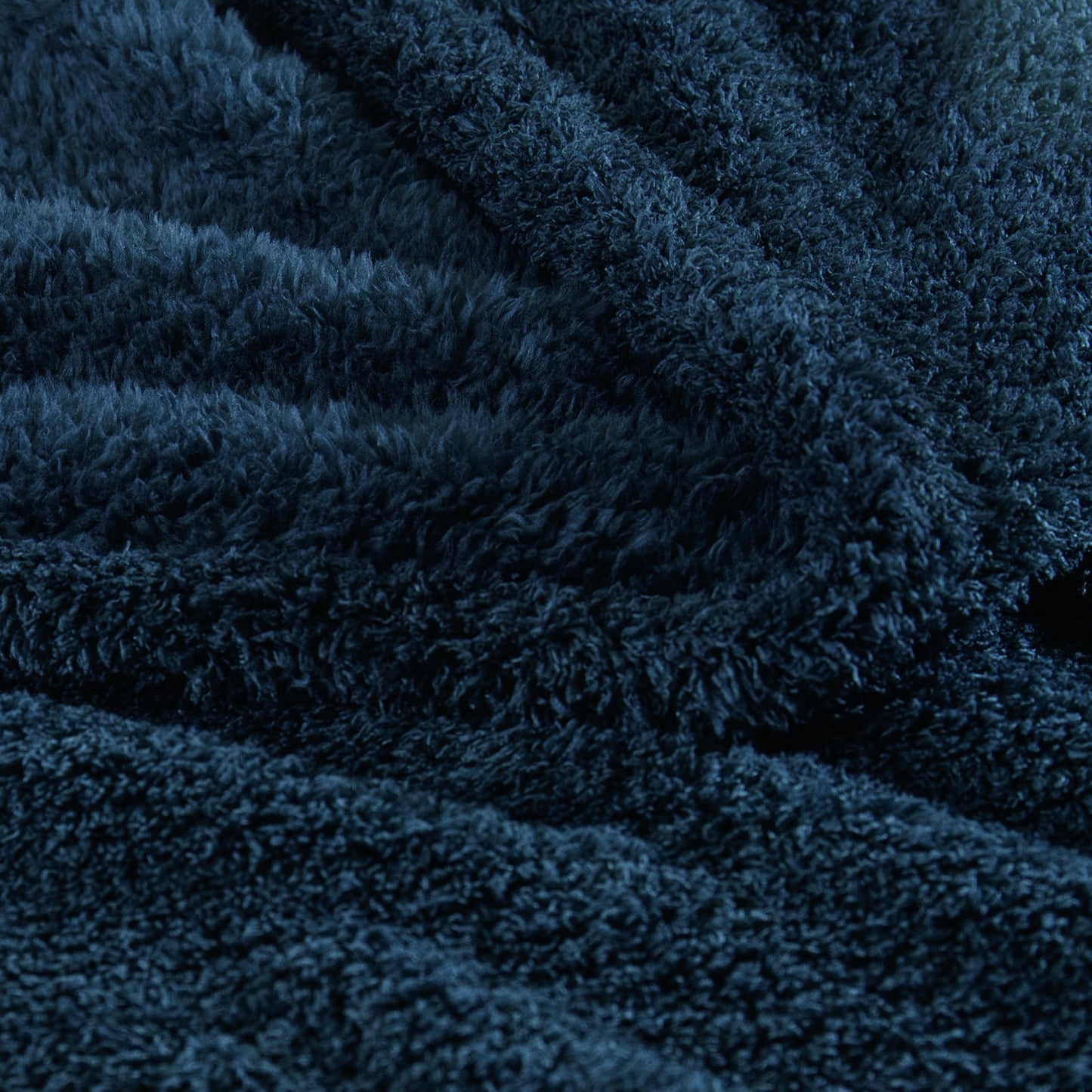 Exclusivo Mezcla Fuzzy Fleece Throw Blanket for Couch Sofa, Lightweight Fluffy Solid Velvet Blanket, Suitable for All Seasons, 50x60 Inches, Navy Blue