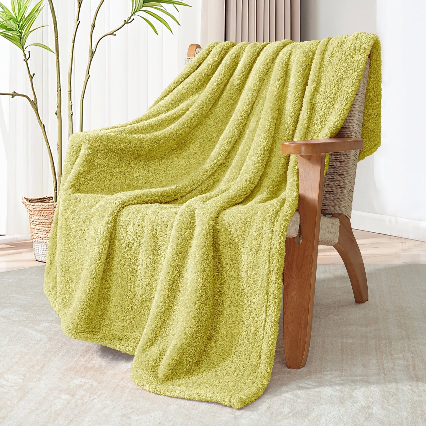 Exclusivo Mezcla Fuzzy Fleece Throw Blanket for Couch Sofa, Lightweight Fluffy Solid Velvet Blanket, Suitable for All Seasons, 50x60 Inches, Light Green
