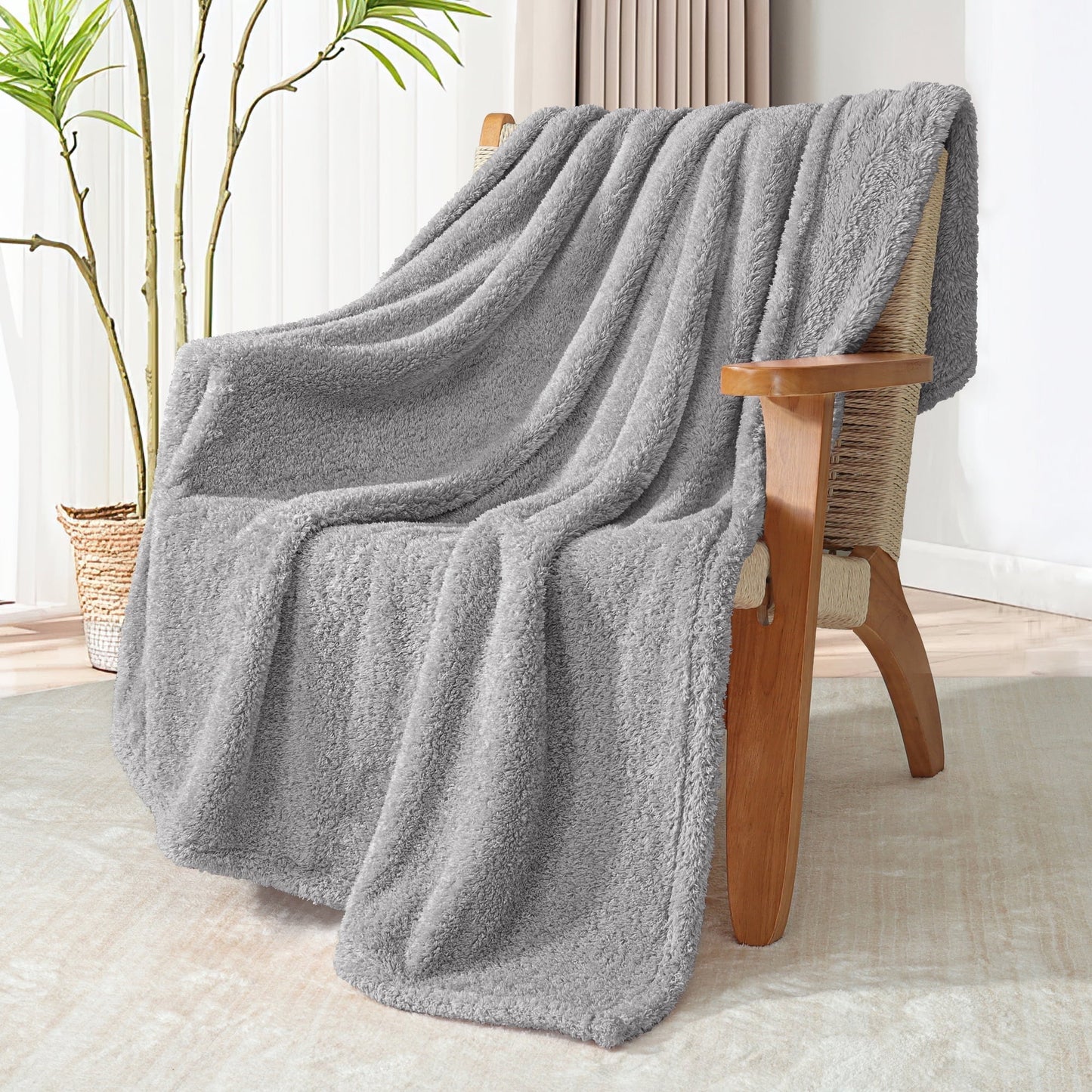 Exclusivo Mezcla Fuzzy Fleece Throw Blanket for Couch Sofa, Lightweight Fluffy Solid Velvet Blanket, Suitable for All Seasons, 50x60 Inches, Light Grey