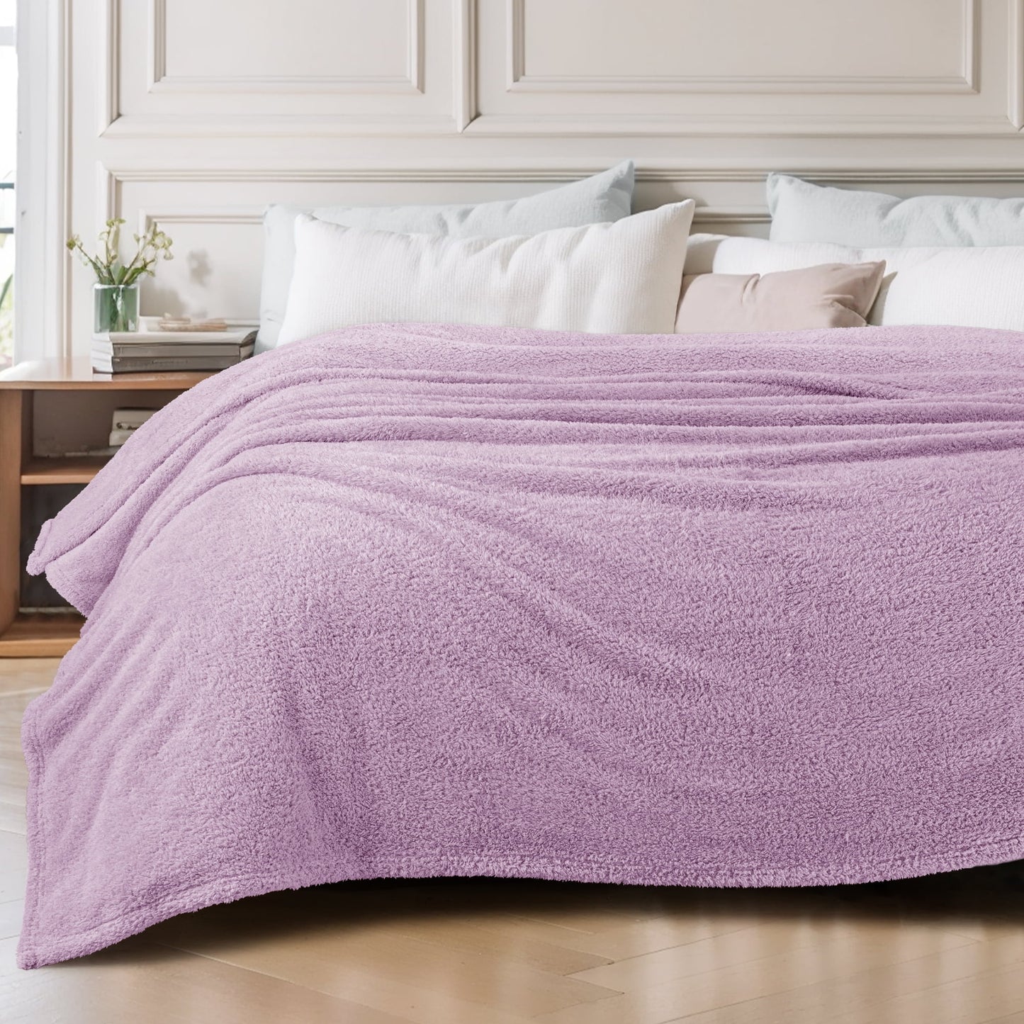 Exclusivo Mezcla Fuzzy Fleece Bed Blanket, Lightweight Fluffy Solid Velvet Blankets King Size, Suitable for All Seasons, 90x104 Inches, Light Purple