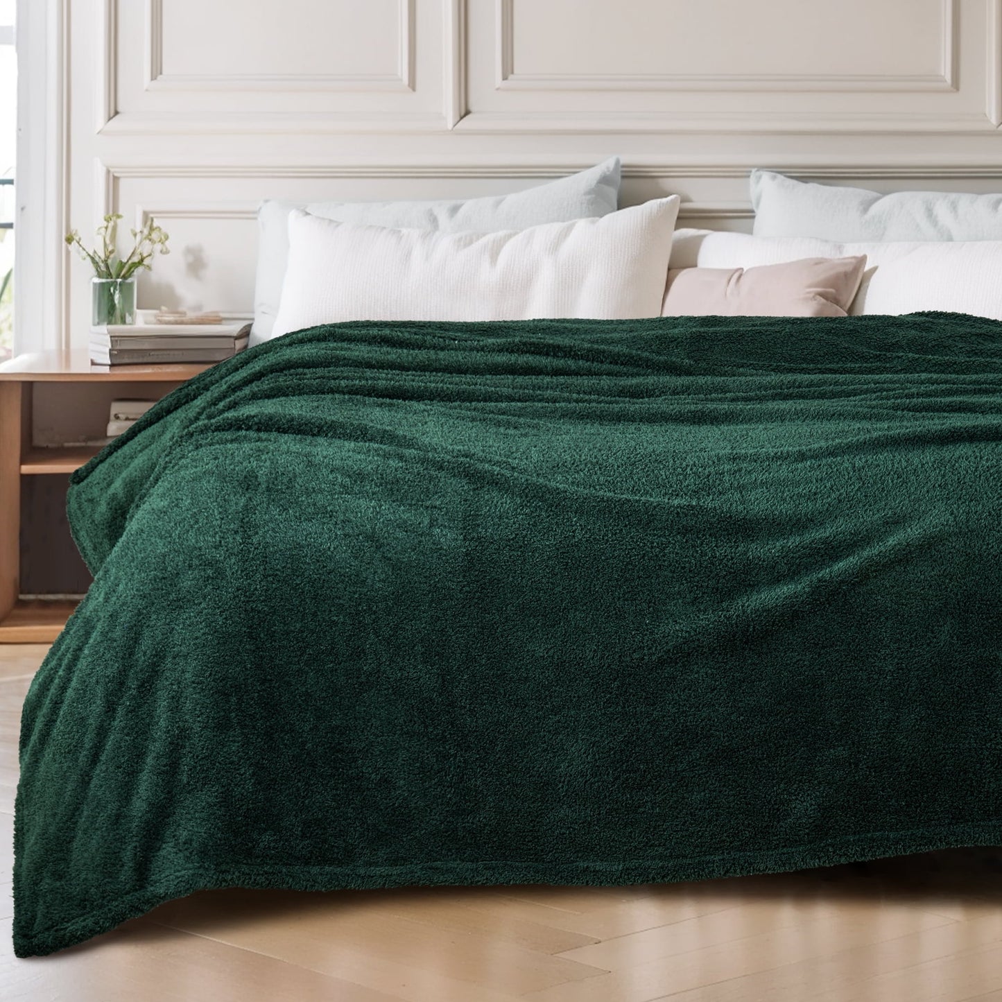 Exclusivo Mezcla Fuzzy Fleece Bed Blanket, Lightweight Fluffy Solid Velvet Blankets Queen Size, Suitable for All Seasons, 90x90 Inches, Forest Green