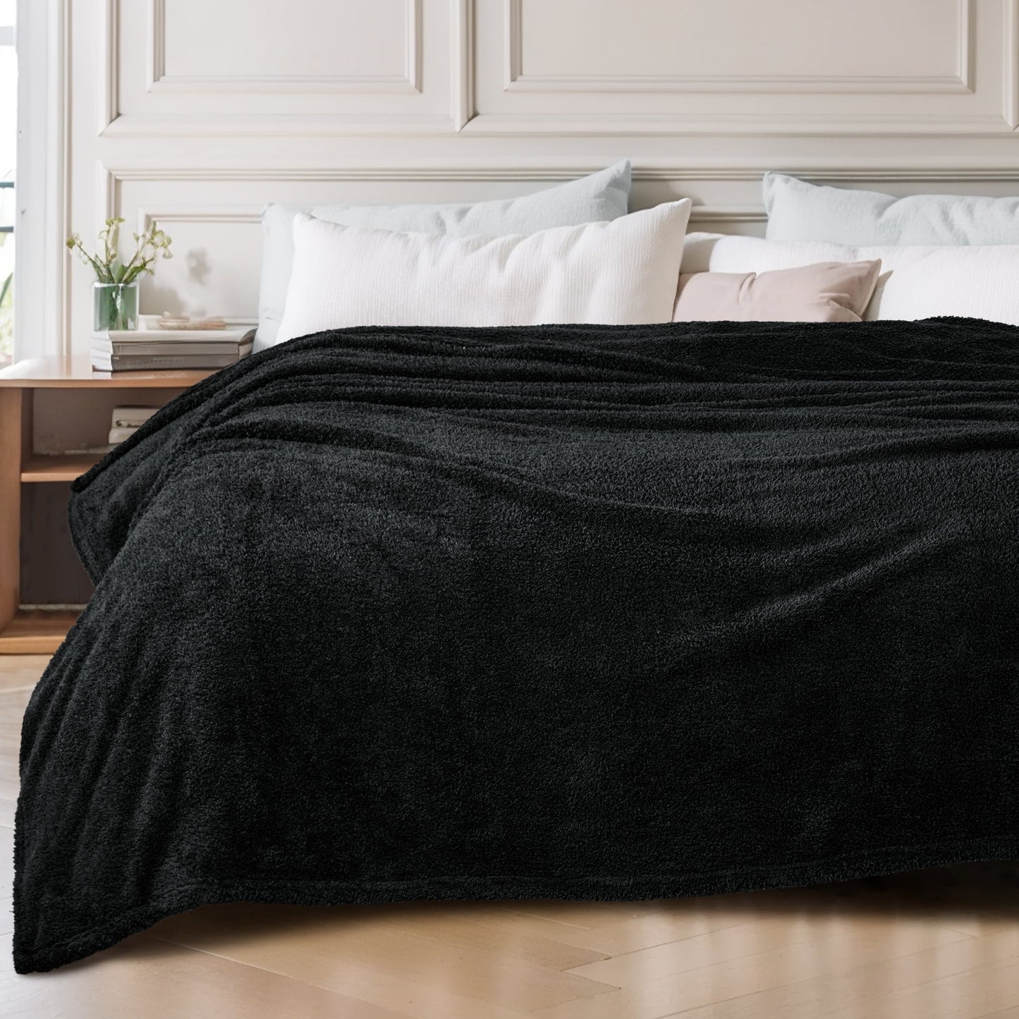 Exclusivo Mezcla Fuzzy Fleece Bed Blanket, Lightweight Fluffy Solid Velvet Blankets Twin Size Suitable for All Seasons, 60x80 Inches, Black