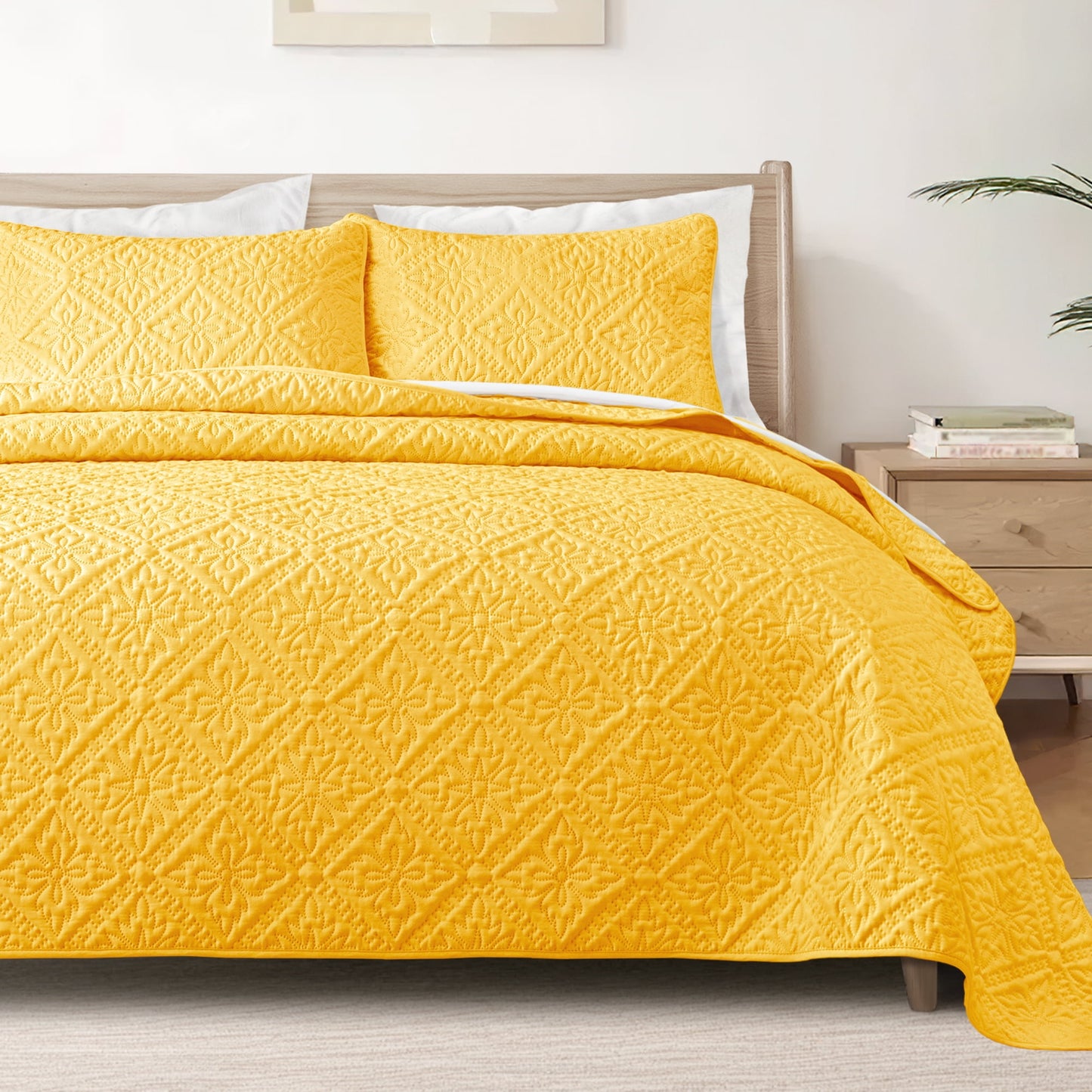 Exclusivo Mezcla Queen Quilt Bedding Set, Lightweight Soft Bedspreads Coverlets with 2 Pillow Shams, Modern Yellow Quilts Queen Full Size for All Seasons