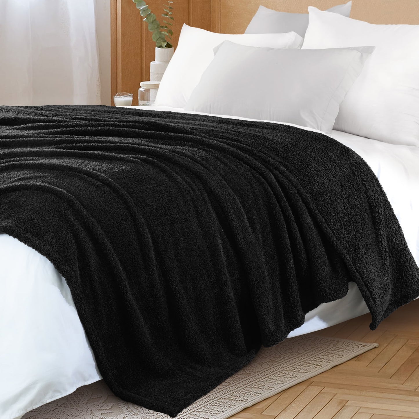 Exclusivo Mezcla Fuzzy Fleece Bed Blanket, Lightweight Fluffy Solid Velvet Blankets King Size, Suitable for All Seasons, 90x104 Inches, Black