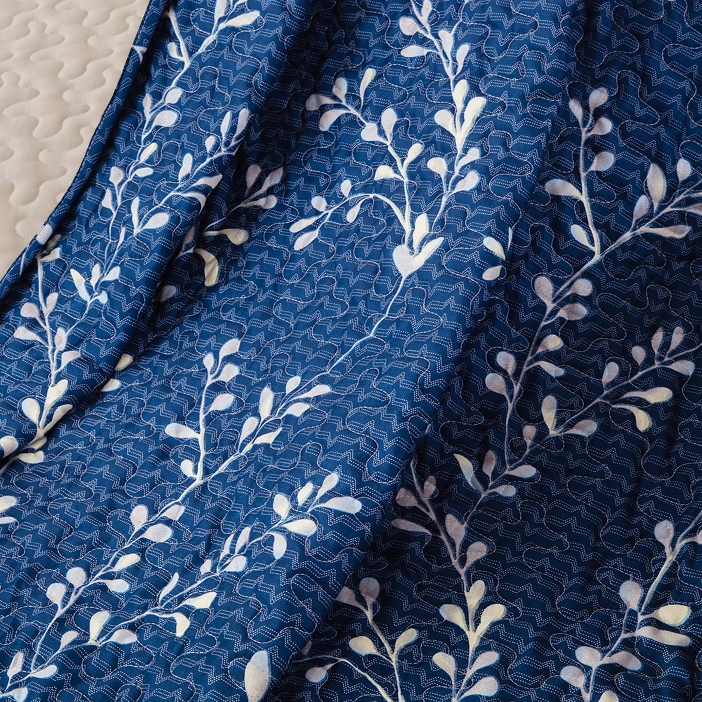 Exclusivo Mezcla Microfiber Flower Pattern Quilted Throw Blanket for Bed, Soft and Lightweight Throw Quilt (60"x 80", Navy)