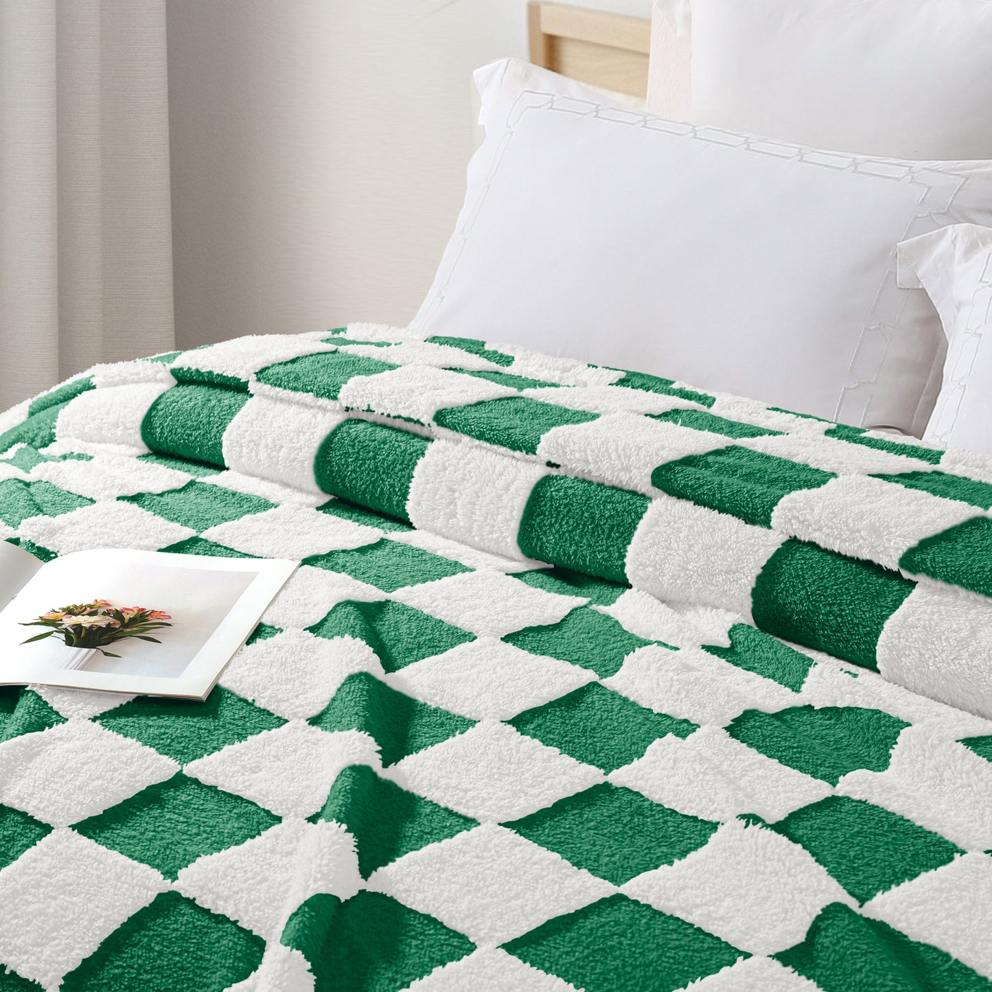 Exclusivo Mezcla Checkered Throw Blanket, Super Soft and Warm Fluffy Fleece Blanket for Couch, Sofa, Bed, Cute Plaid Pattern, Green, 50" x 60"