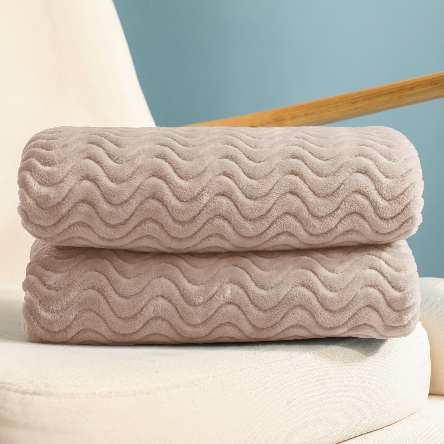 Exclusivo Mezcla Large Flannel Fleece Throw Blanket, 50x70 Inches Soft Jacquard Weave Wave Pattern Blanket for Couch, Cozy, Warm, Lightweight and Decorative Camel Blanket