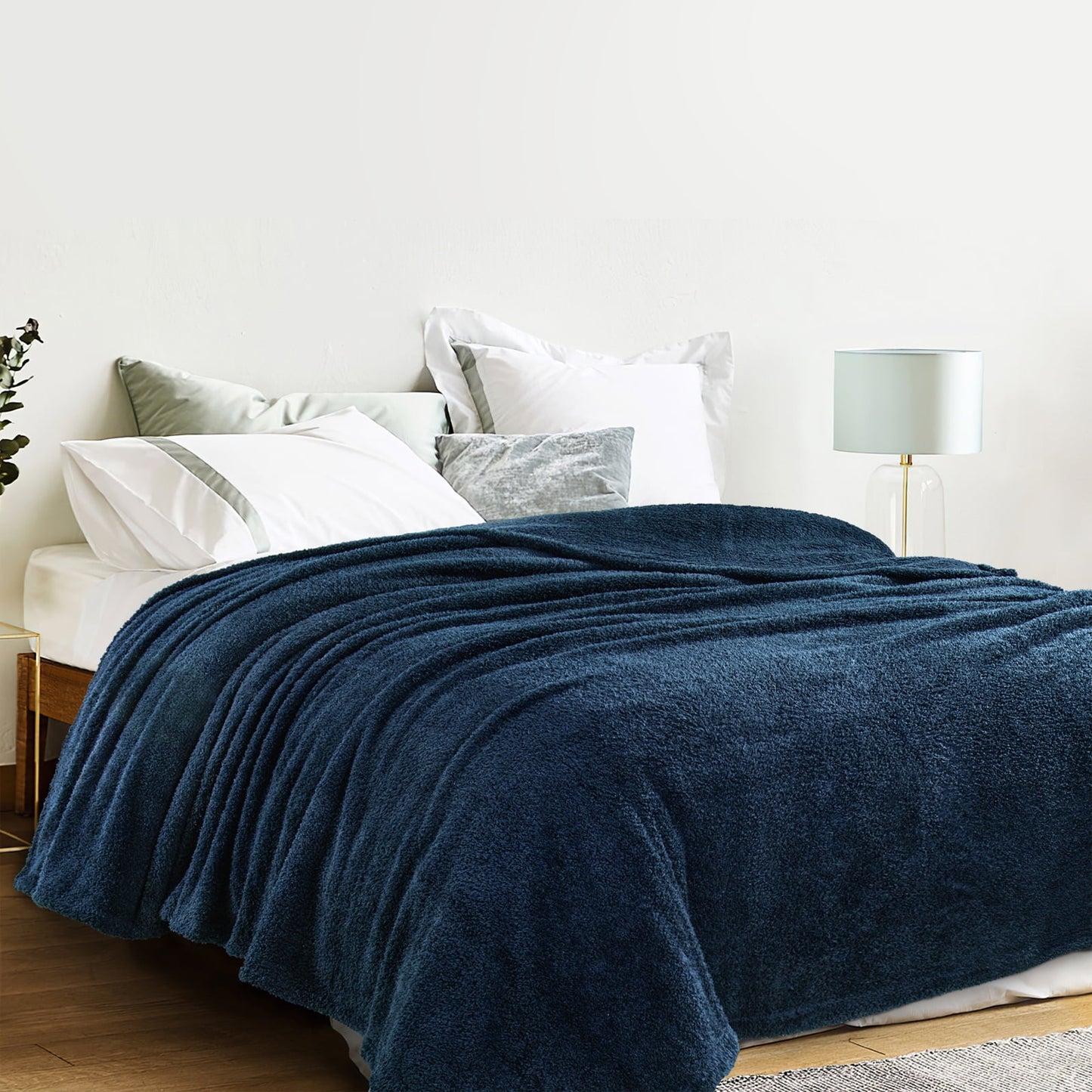Exclusivo Mezcla Fuzzy Fleece Bed Blanket, Lightweight Fluffy Solid Velvet Blankets Queen Size, Suitable for All Seasons, 90x90 Inches, Navy Blue