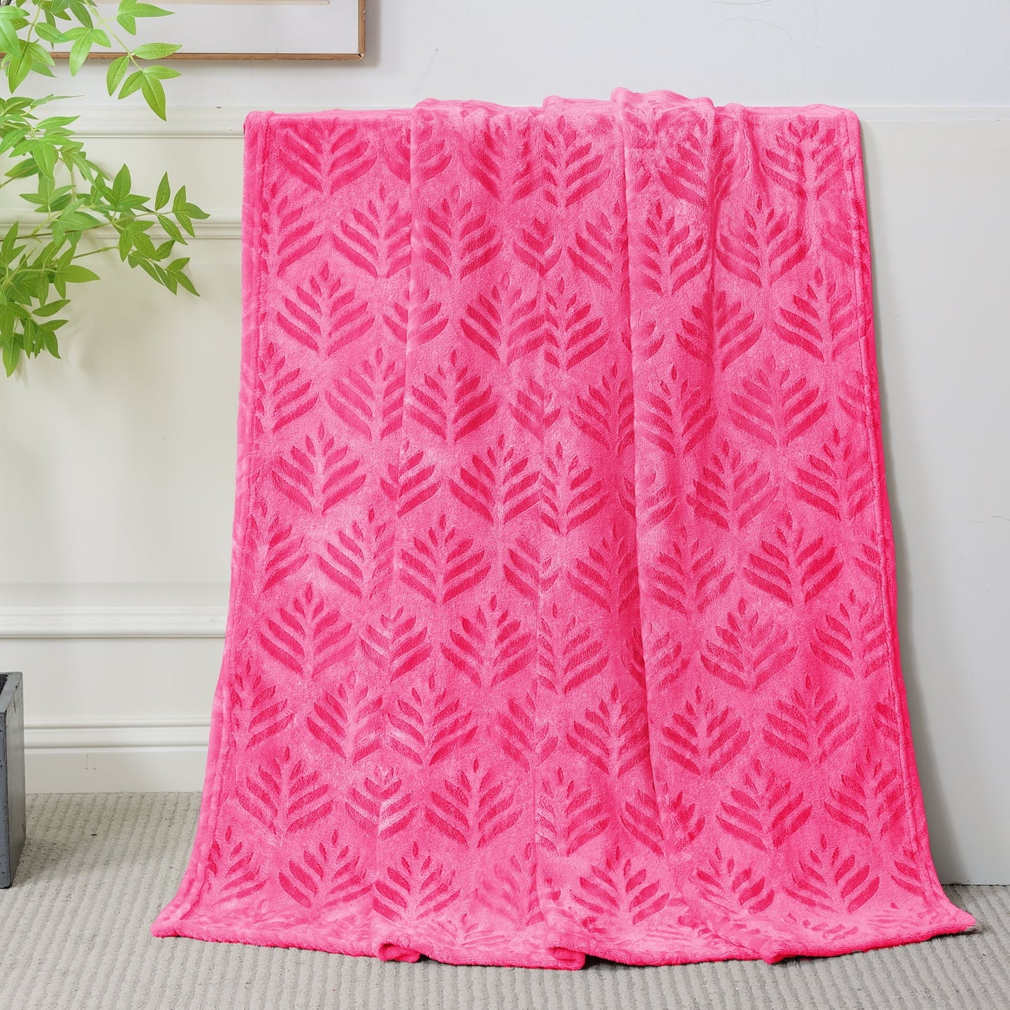 Exclusivo Mezcla Fleece Throw Blanket for Couch, Super Soft and Warm Blankets for All Seasons, Plush Fuzzy and Lightweight Hot Pink throw, 50x60 Inch