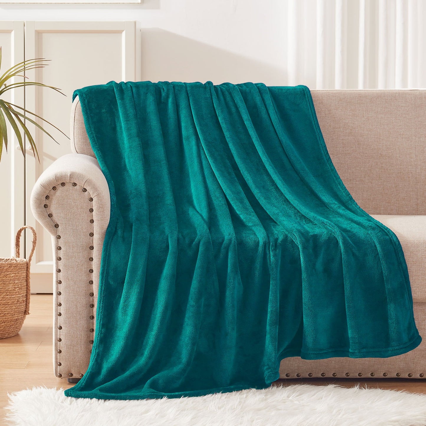 Exclusivo Mezcla Fleece Throw Blanket for Couch/Sofa/Bed,Plush Soft Blankets and Throws,Lightweight and Cozy-50" x 70" (Teal)