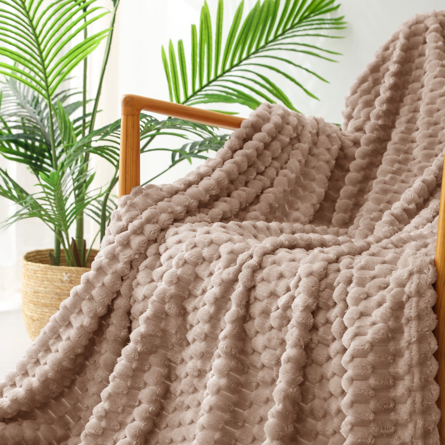 Exclusivo Mezcla Large Soft Fleece Throw Blanket, 50x70 Inches Stylish Jacquard Throw Blanket for Couch, Cozy, Warm, Lightweight and Decorative Camel Blanket