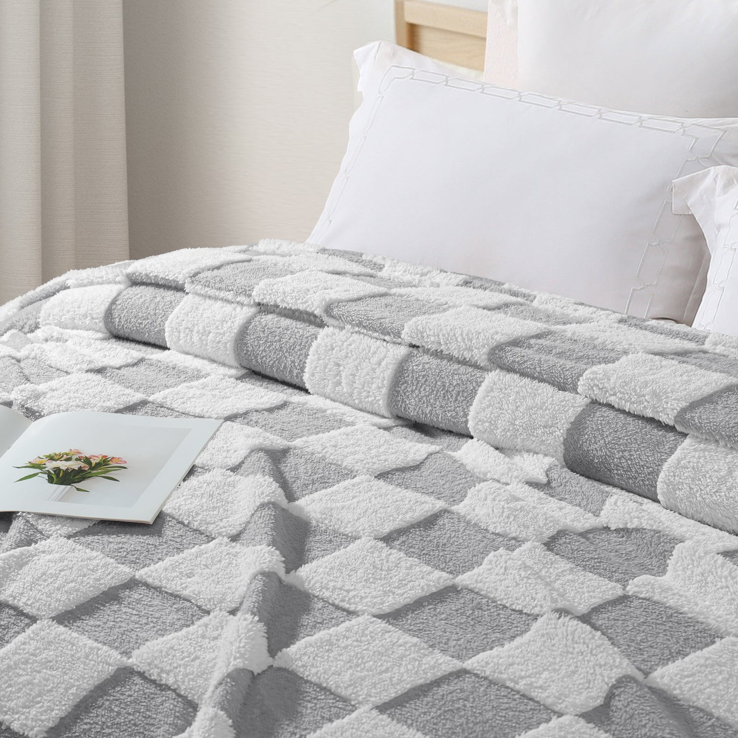 Exclusivo Mezcla Checkered Throw Blanket, Super Soft and Warm Fluffy Fleece Blanket for Couch, Sofa, Bed, Cute Plaid Pattern, Light Grey, 50" x 60"
