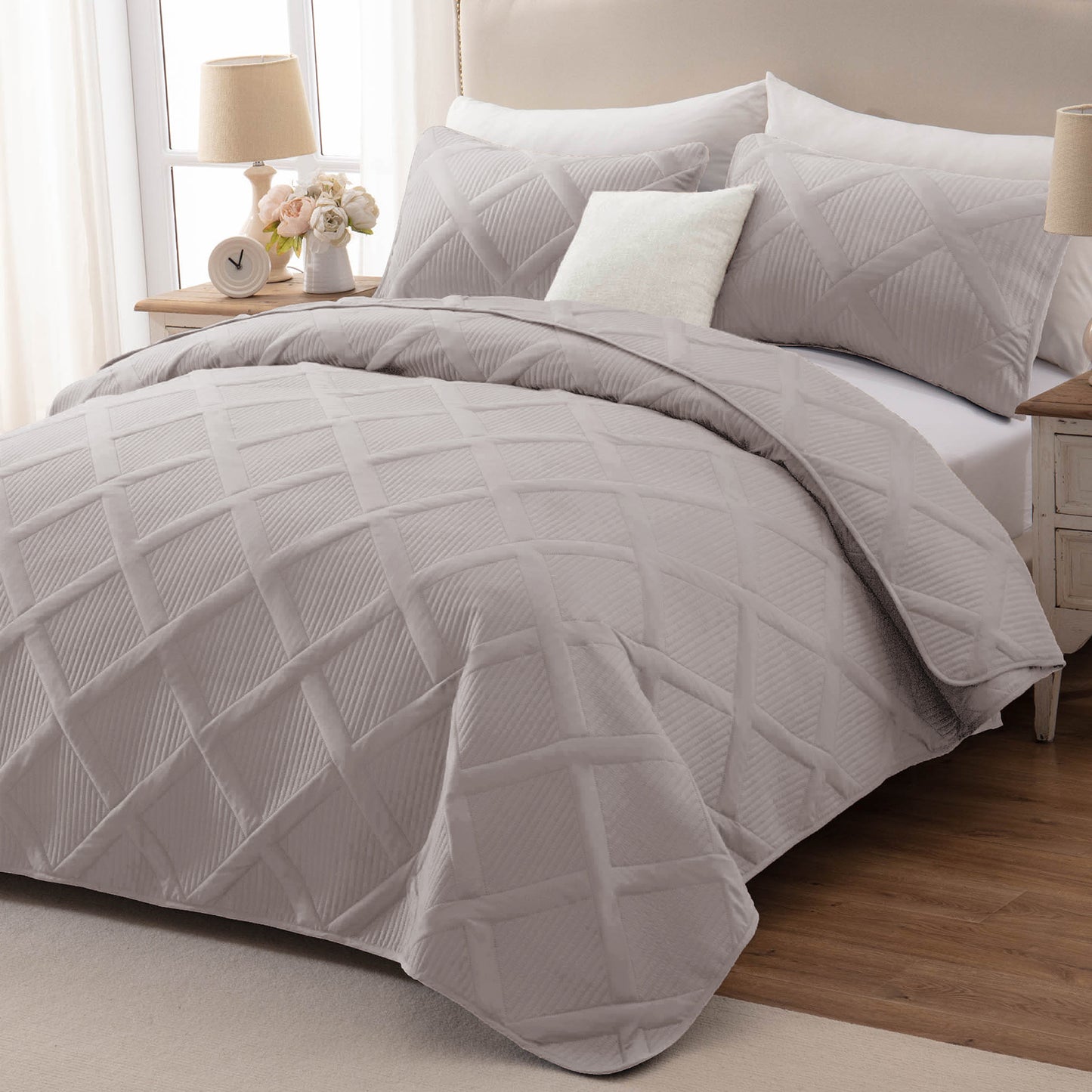 Exclusivo Mezcla Ultrasonic California King Quilt Set, Lightweight Bedspreads Modern Striped Coverlet with 2 Pillow Shams, Light Grey