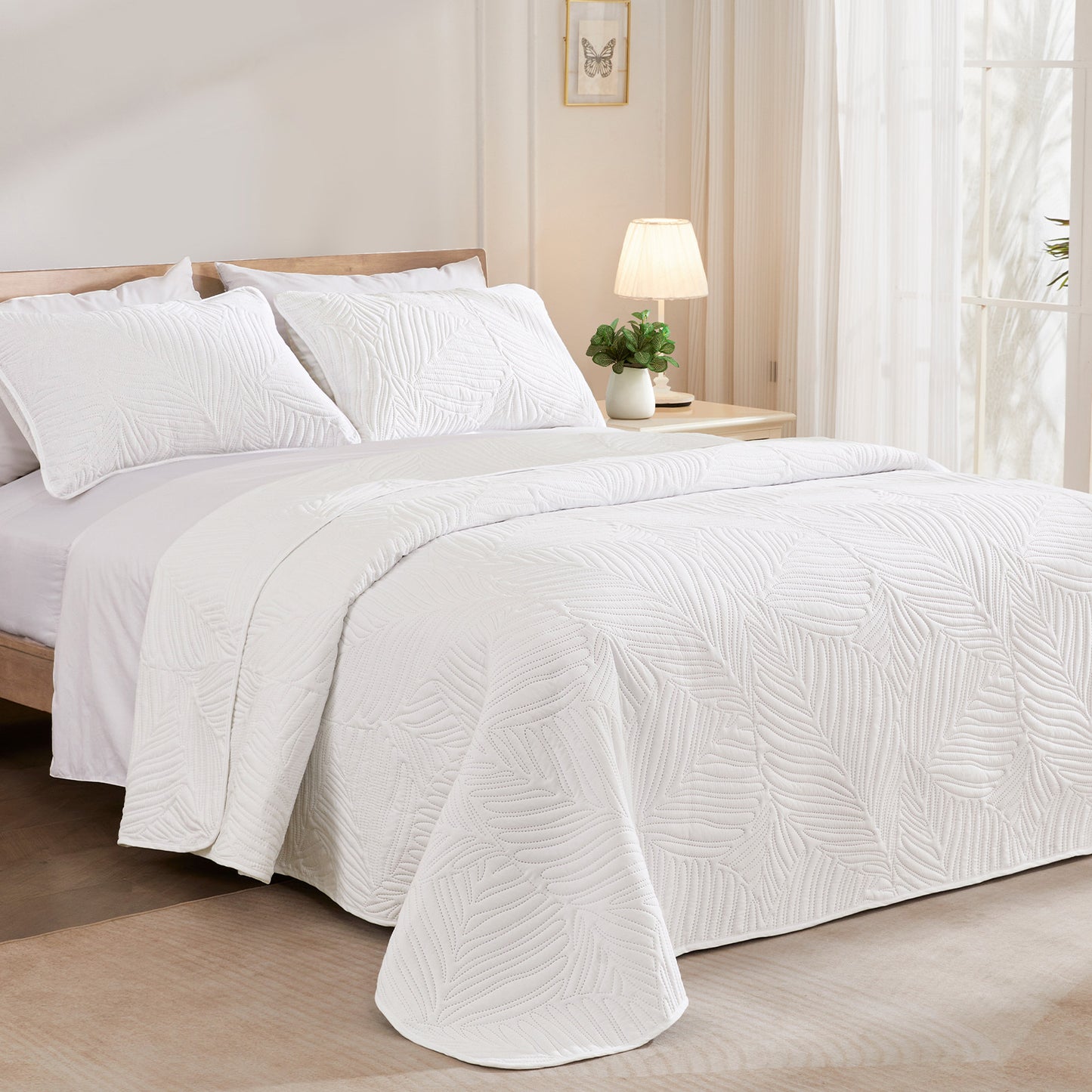 Exclusivo Mezcla Ultrasonic California King Quilt Set White, 3 Pieces Lightweight Bedspread Leaf Pattern Bed Cover Soft Coverlet Bedding Set