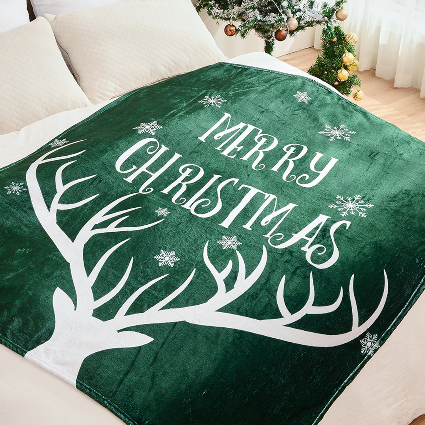 Exclusivo Mezcla Christmas Blanket, Red Flannel Fleece Blanket with Snowflakes Pattern, Super Soft and Warm Holiday Throw Blanket for Couch, Bed and Sofa, 50x60 inches