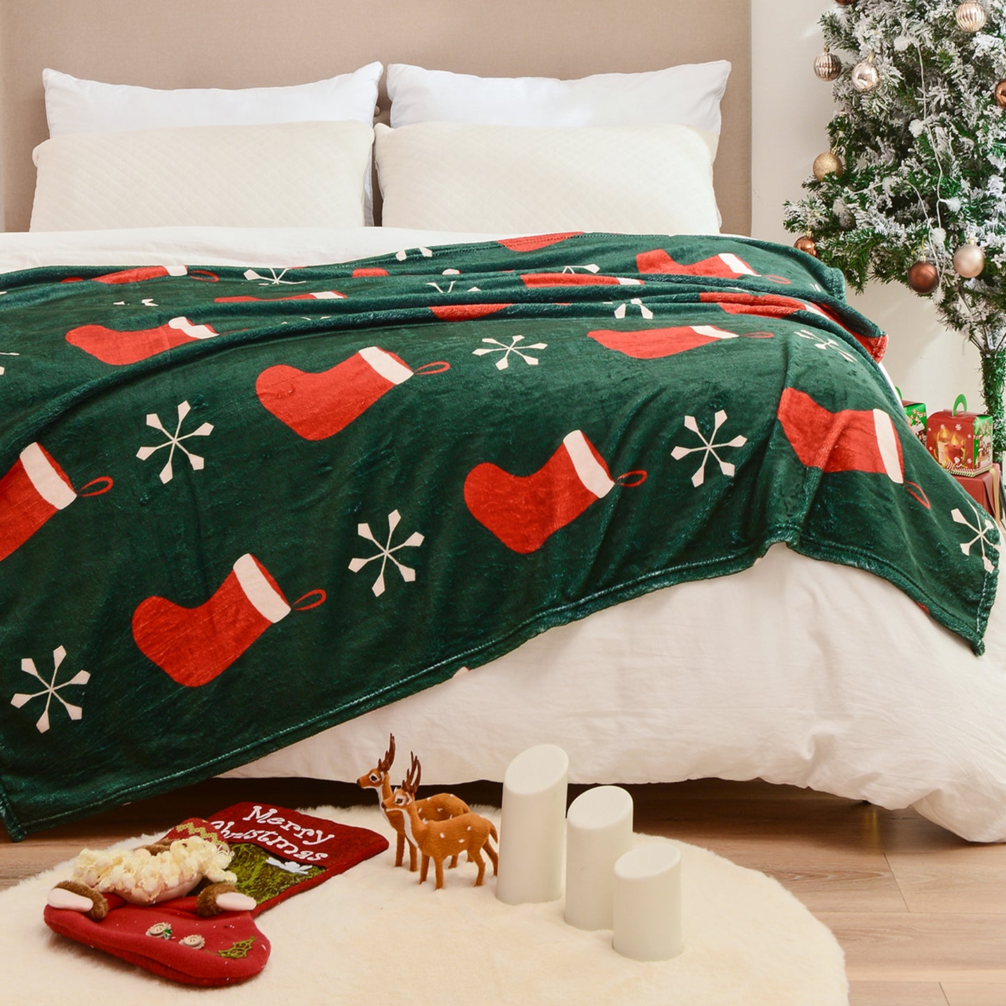 Exclusivo Mezcla Christmas Blanket, Green Flannel Fleece Blanket with Stockings Pattern, Super Soft and Warm Holiday Throw Blanket for Couch, Bed and Sofa, 50x60 inches
